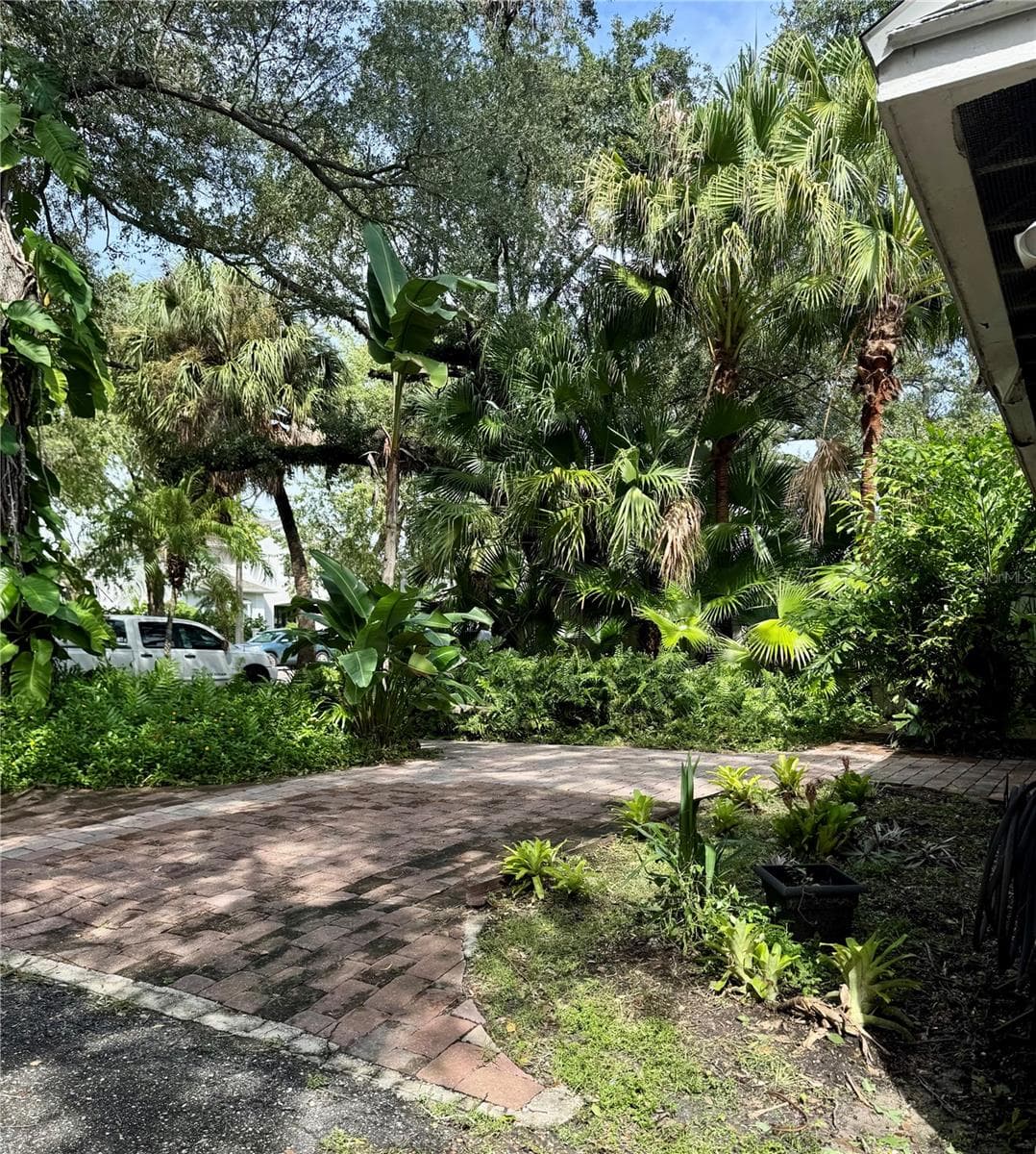 Single Family Residence at 207 W DAVIS BLVD, TAMPA, photo 2 of 21