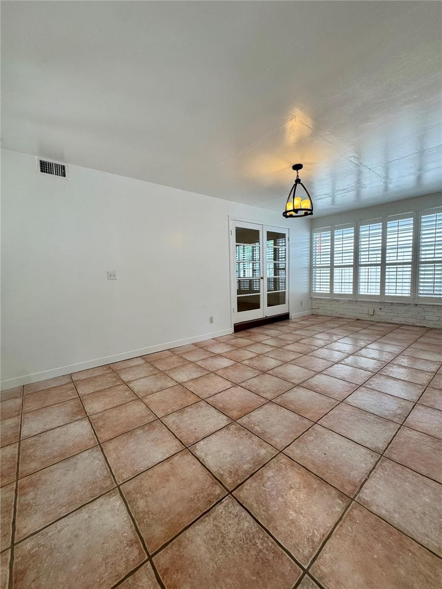 Single Family Residence at 207 W DAVIS BLVD, TAMPA, photo 8 of 21