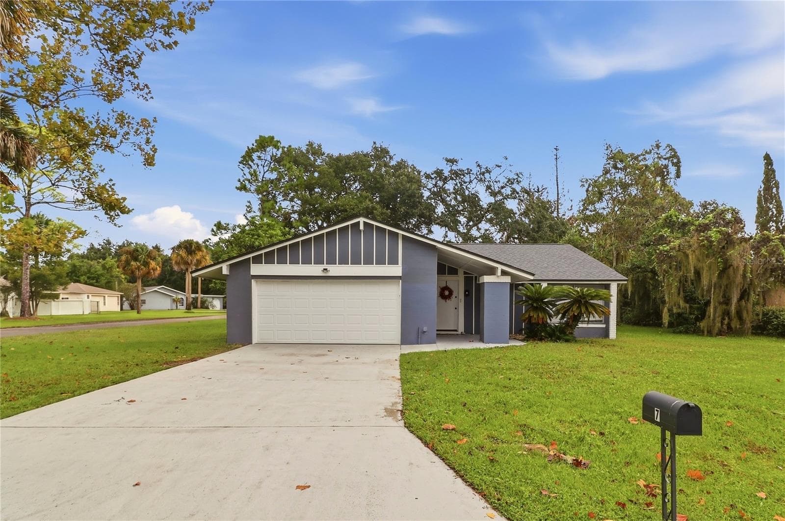 7 CARR LN