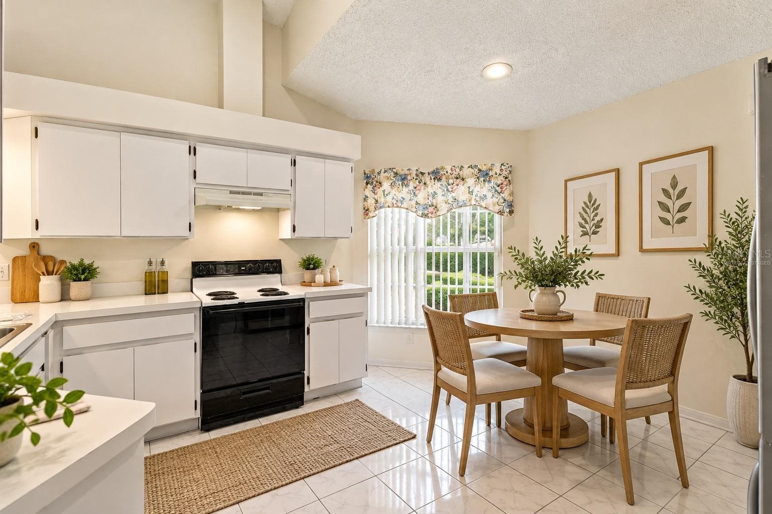 Virtually staged kitchen featuring an eat-in breakfast nook and tile flooring. - 610 LAKEMONT DR, BRANDON