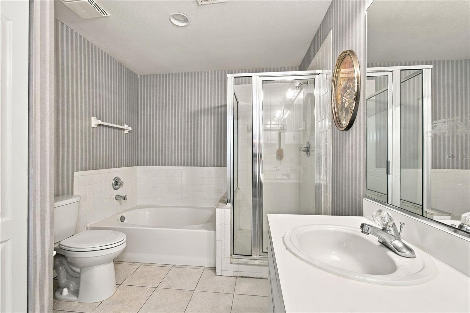 Primary bathroom separate shower, garden tub and dual sinks - 610 LAKEMONT DR, BRANDON