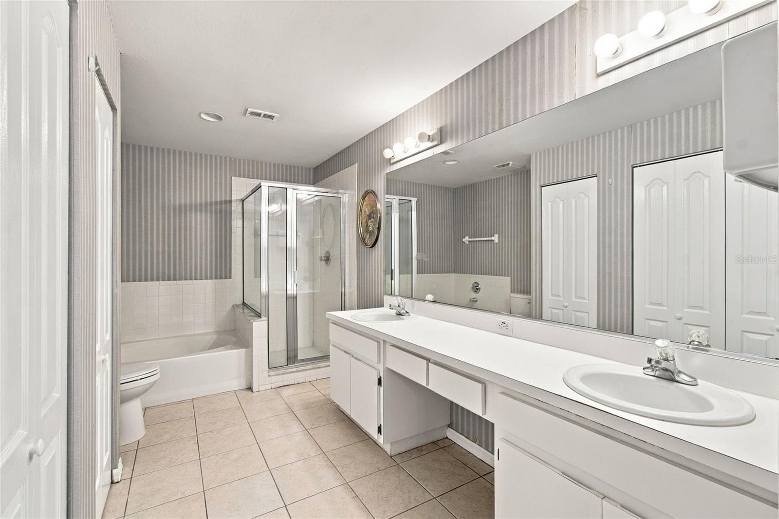 Primary bathroom alternate view - 610 LAKEMONT DR, BRANDON