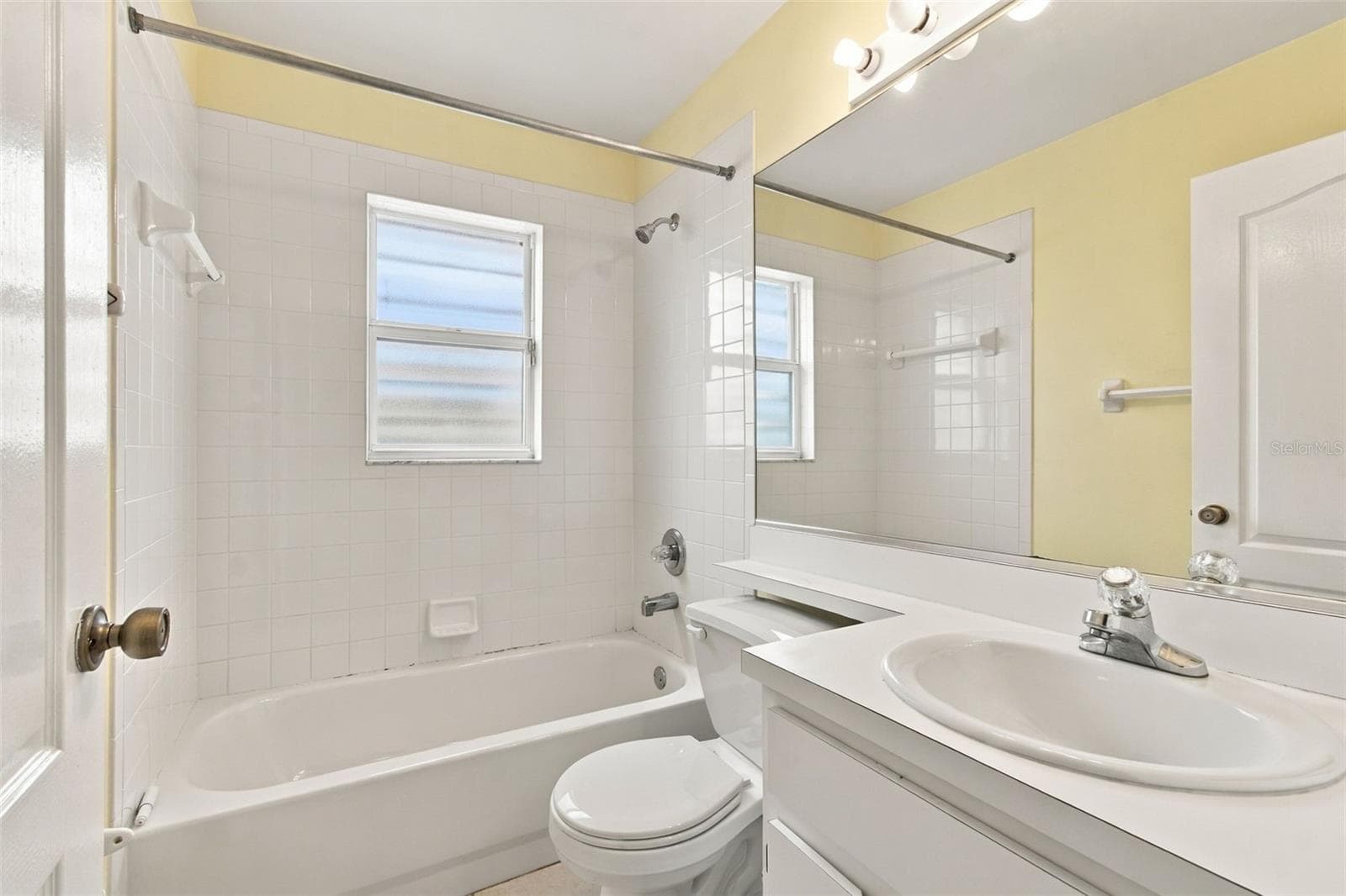 Secondary bathroom - 610 LAKEMONT DR, BRANDON