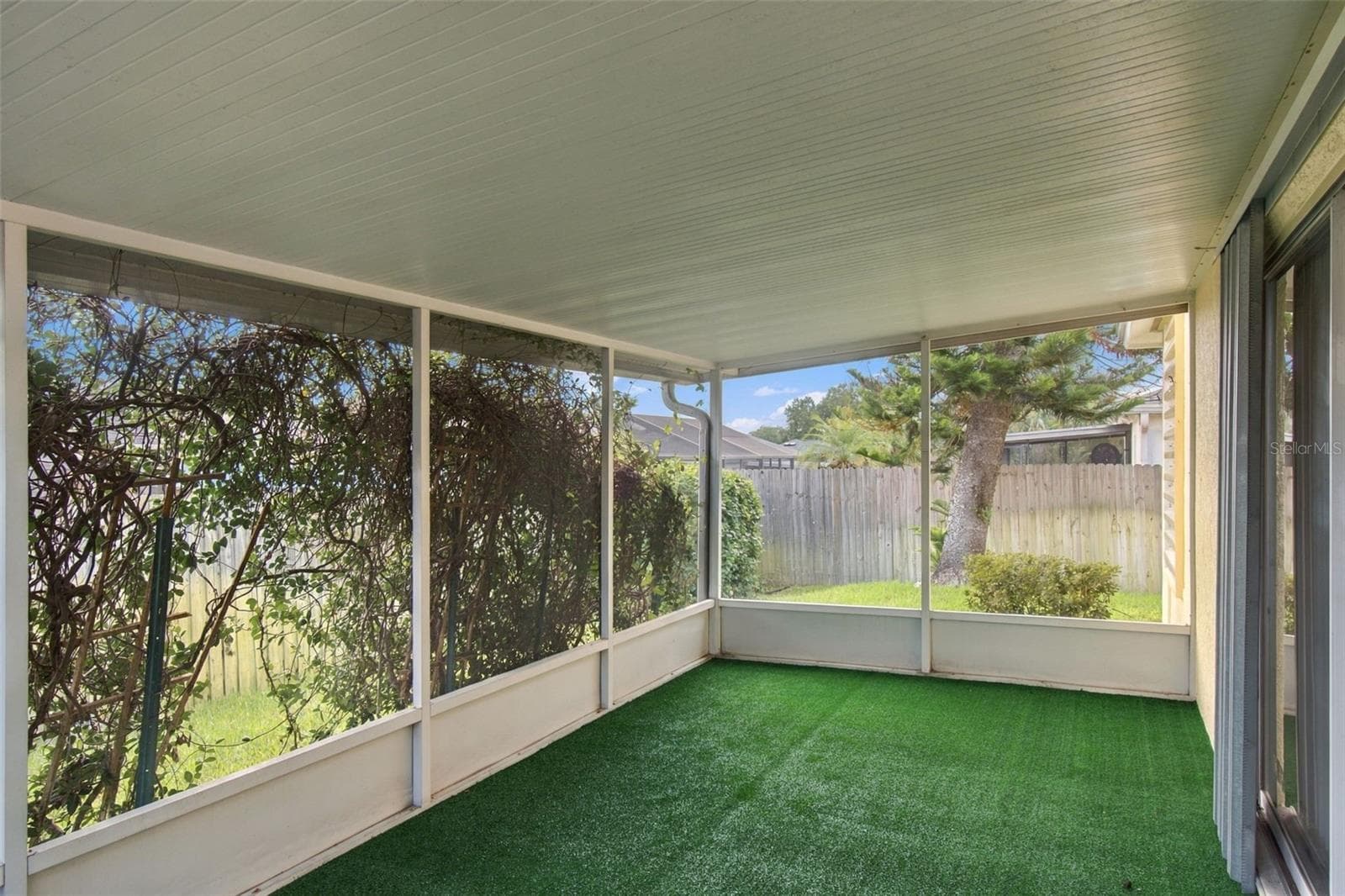 Fully screened  back lanai - 610 LAKEMONT DR, BRANDON