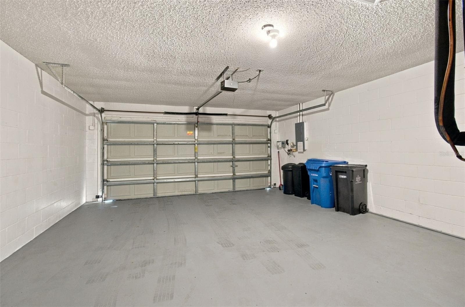 Newly painted garage with whole house soft water system - 610 LAKEMONT DR, BRANDON