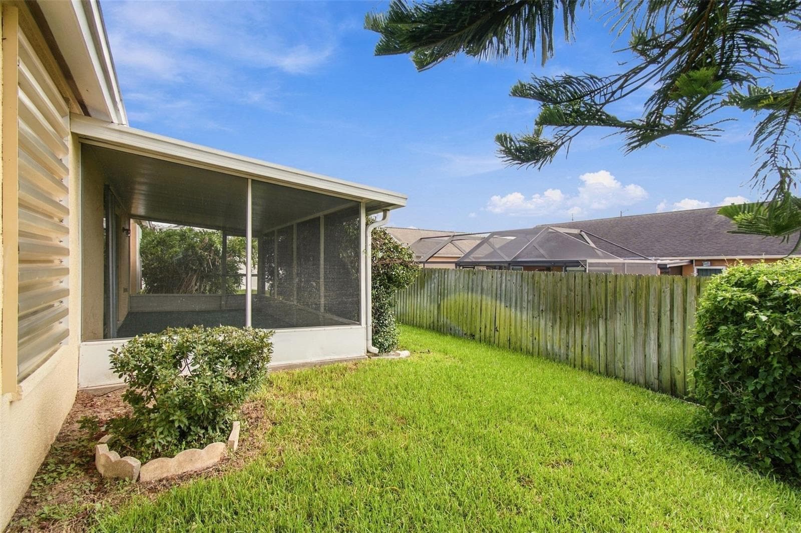 Fenced back yard - 610 LAKEMONT DR, BRANDON