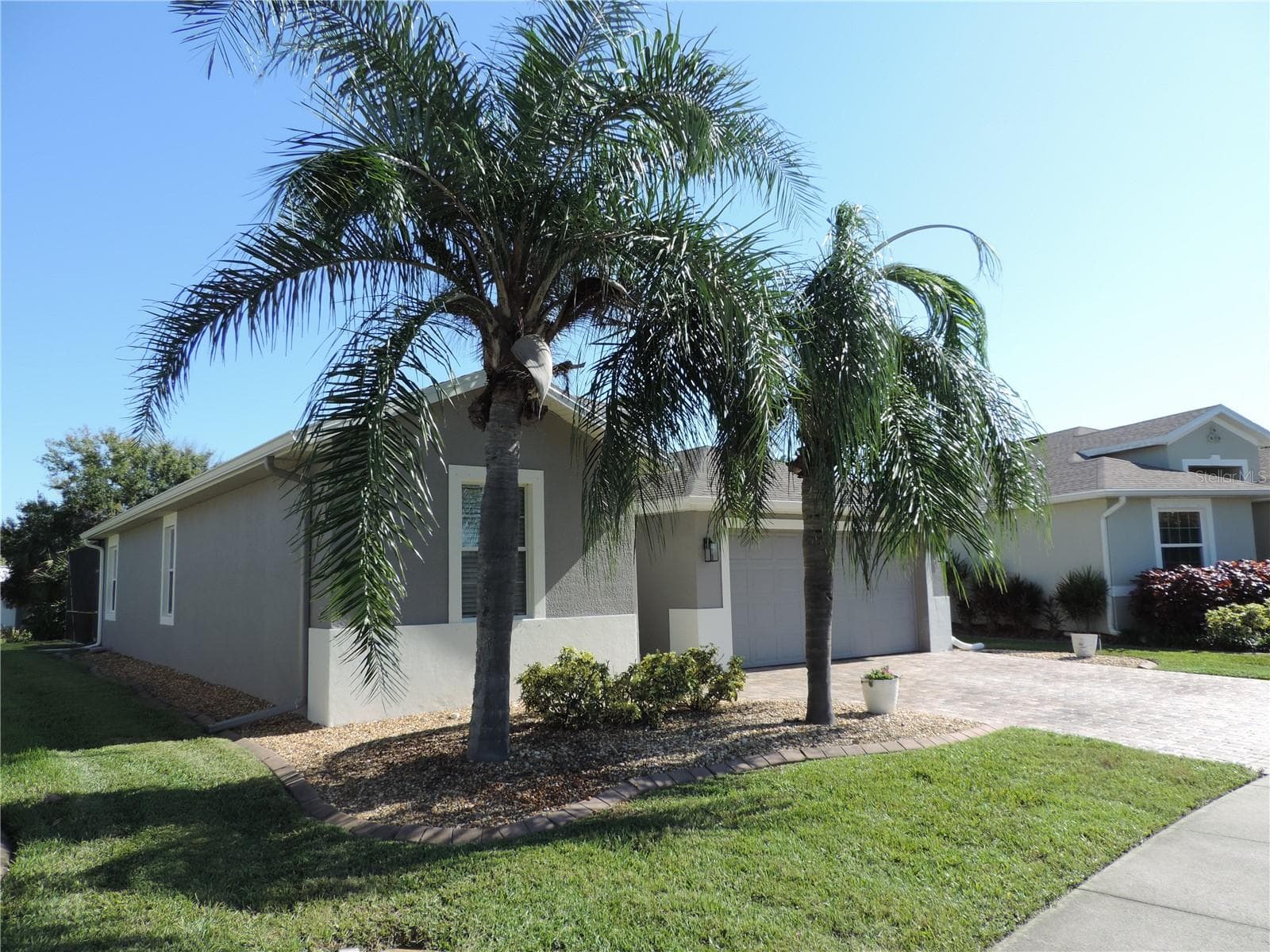 Beautiful landscaping - 5070 LAYTON DR, VENICE