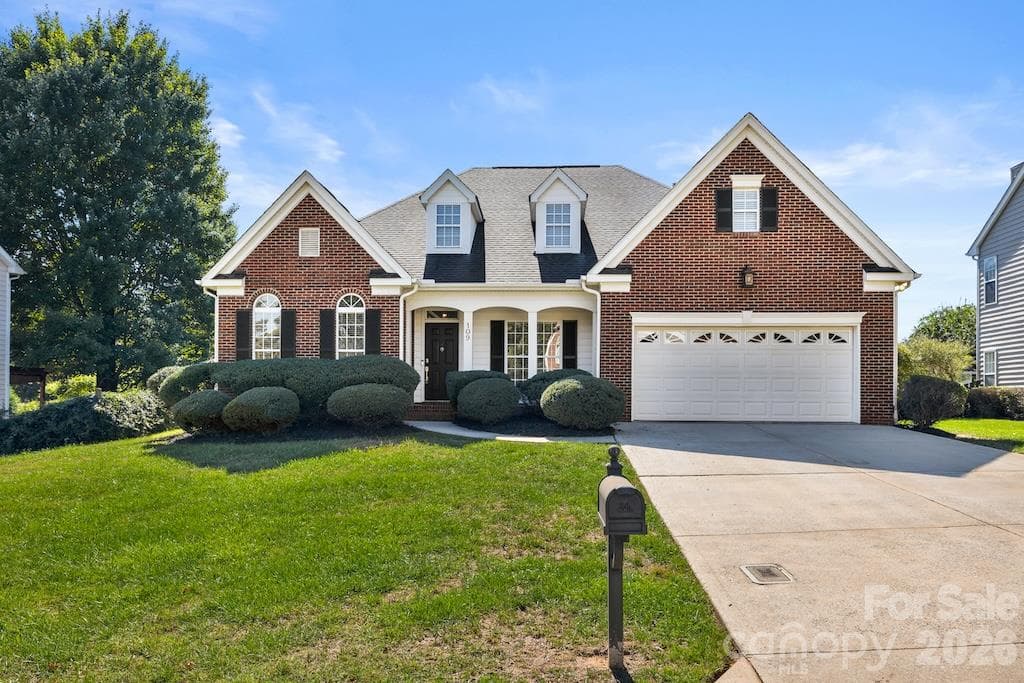 Single Family Residence at 109 Coronilla Road, Mooresville, photo 2 of 41