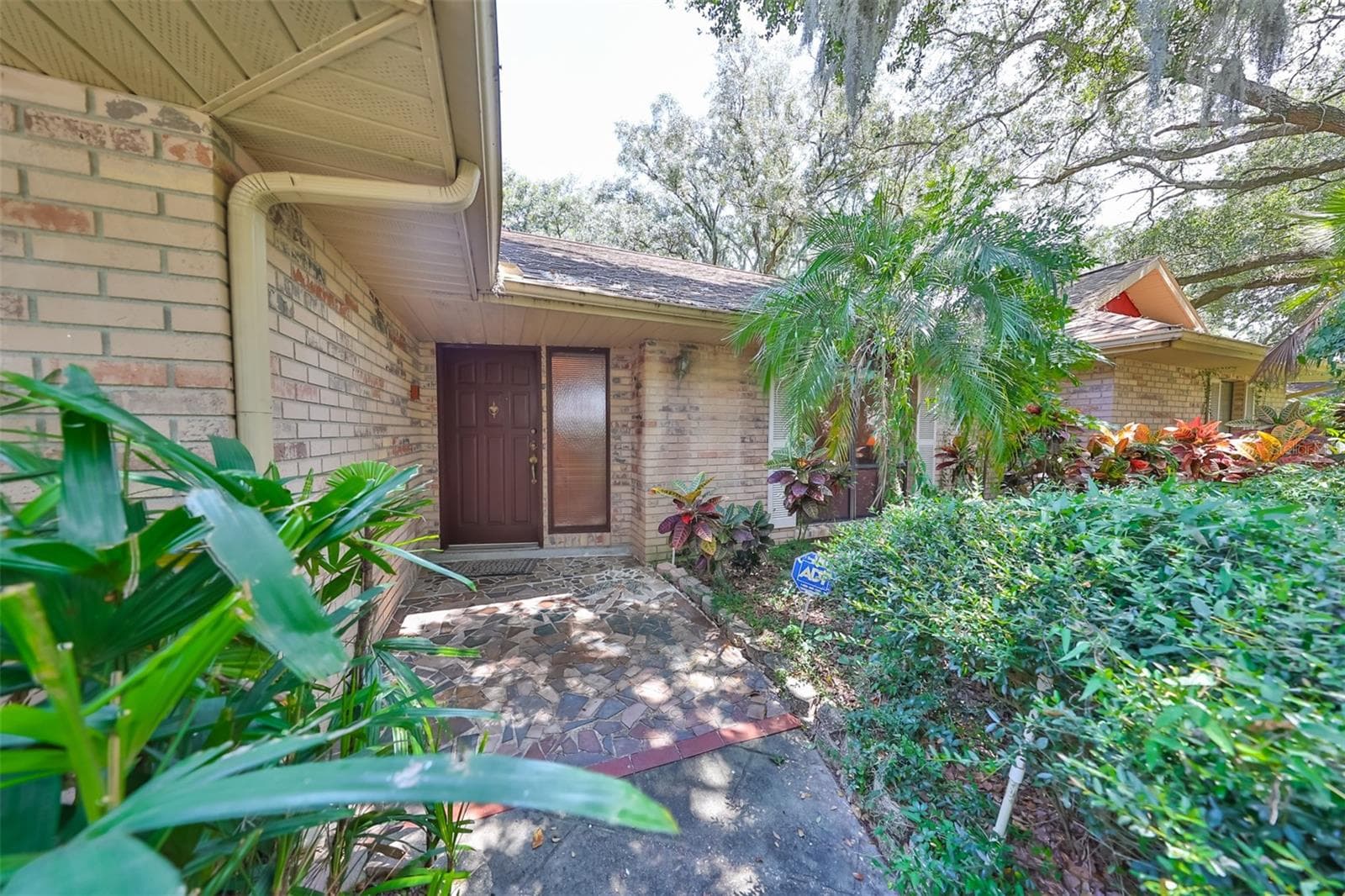 Front entrance is covered to keep you and guests out of the elements. - 2609 MANOR OAK DR, VALRICO