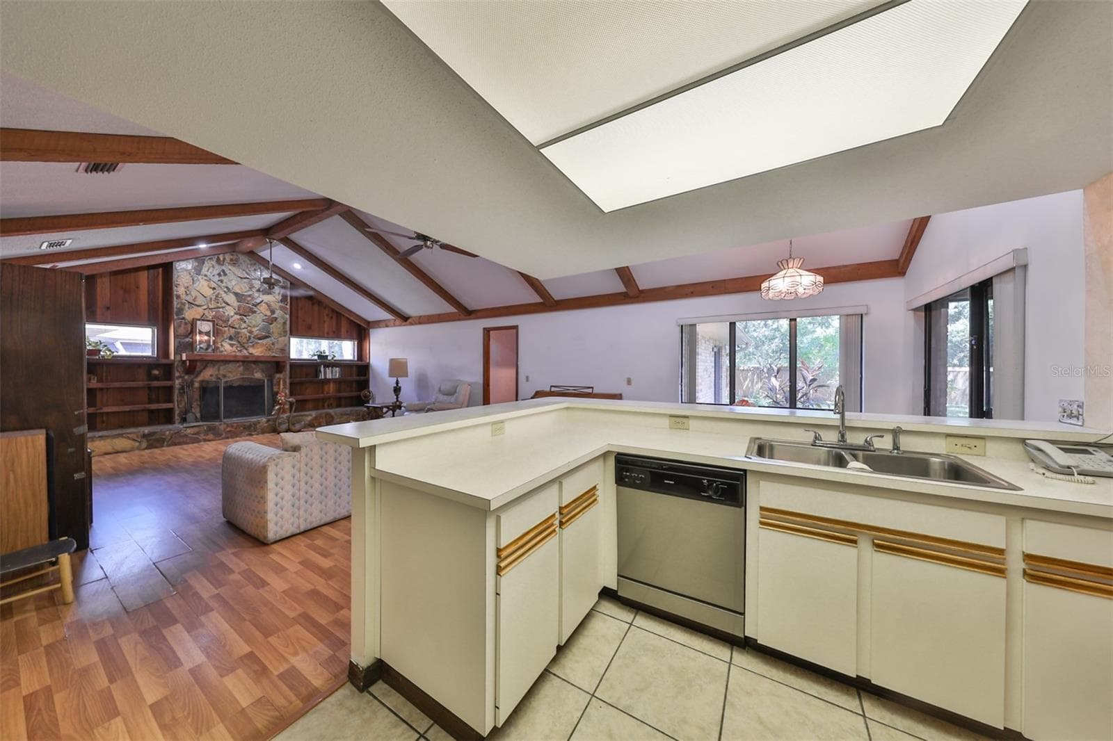 A bright and open space for family functions - 2609 MANOR OAK DR, VALRICO