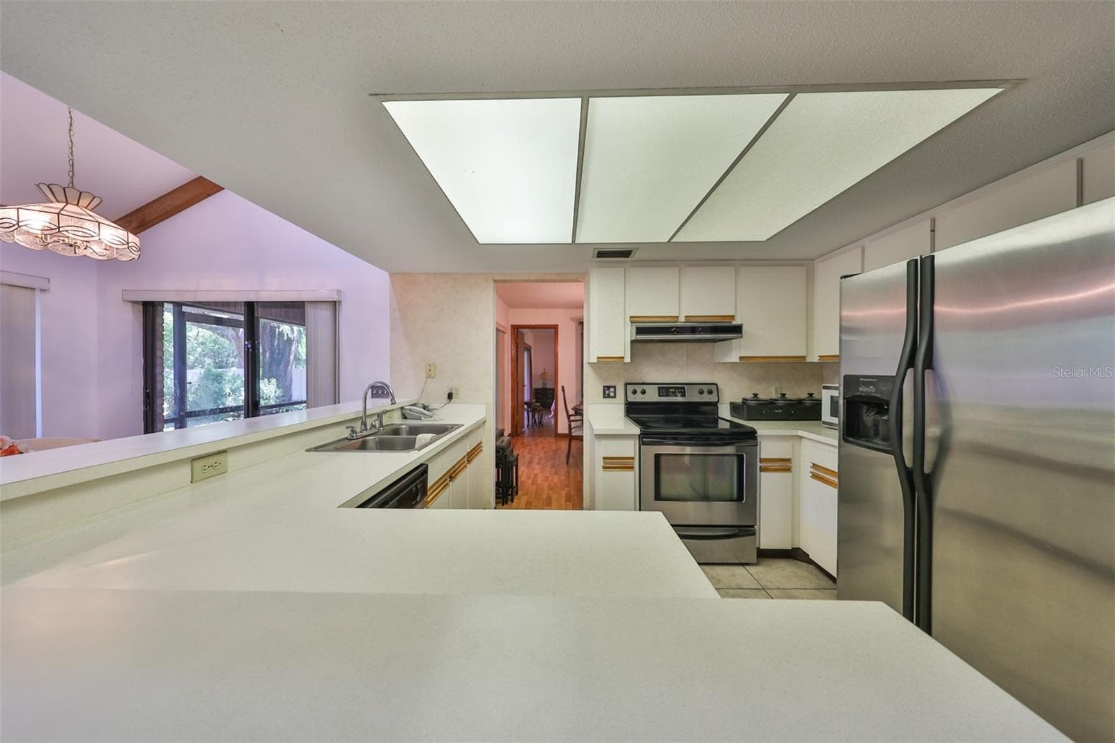 Lots of counter and cabinet space - 2609 MANOR OAK DR, VALRICO