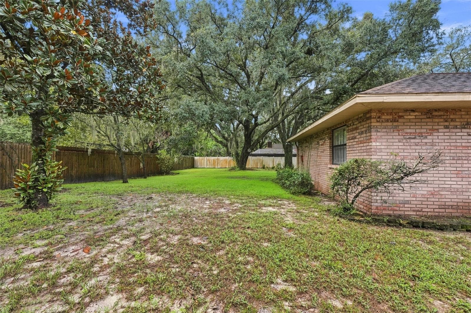 Sideyard - 2609 MANOR OAK DR, VALRICO
