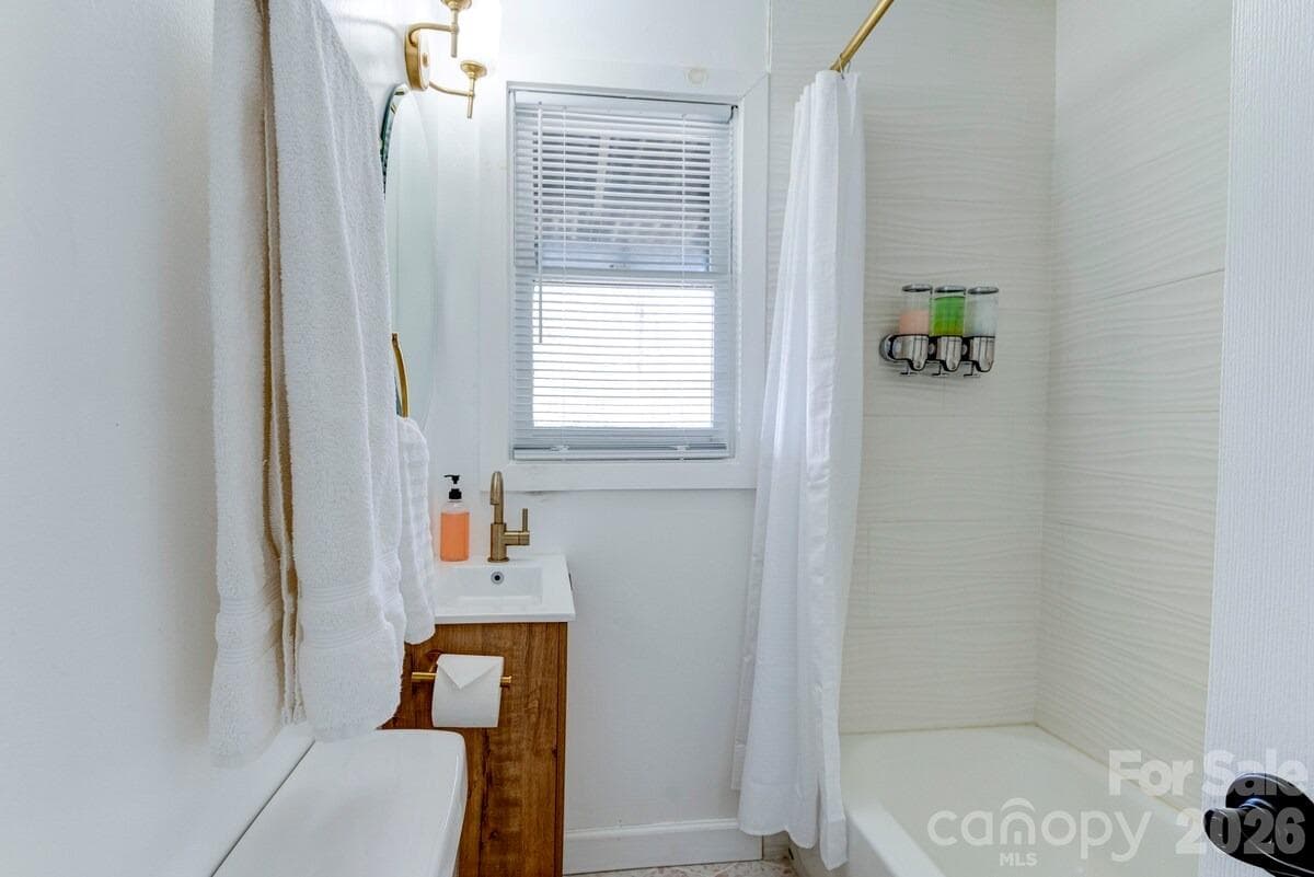Full Bath - 28 Collins Mountain Drive, Asheville