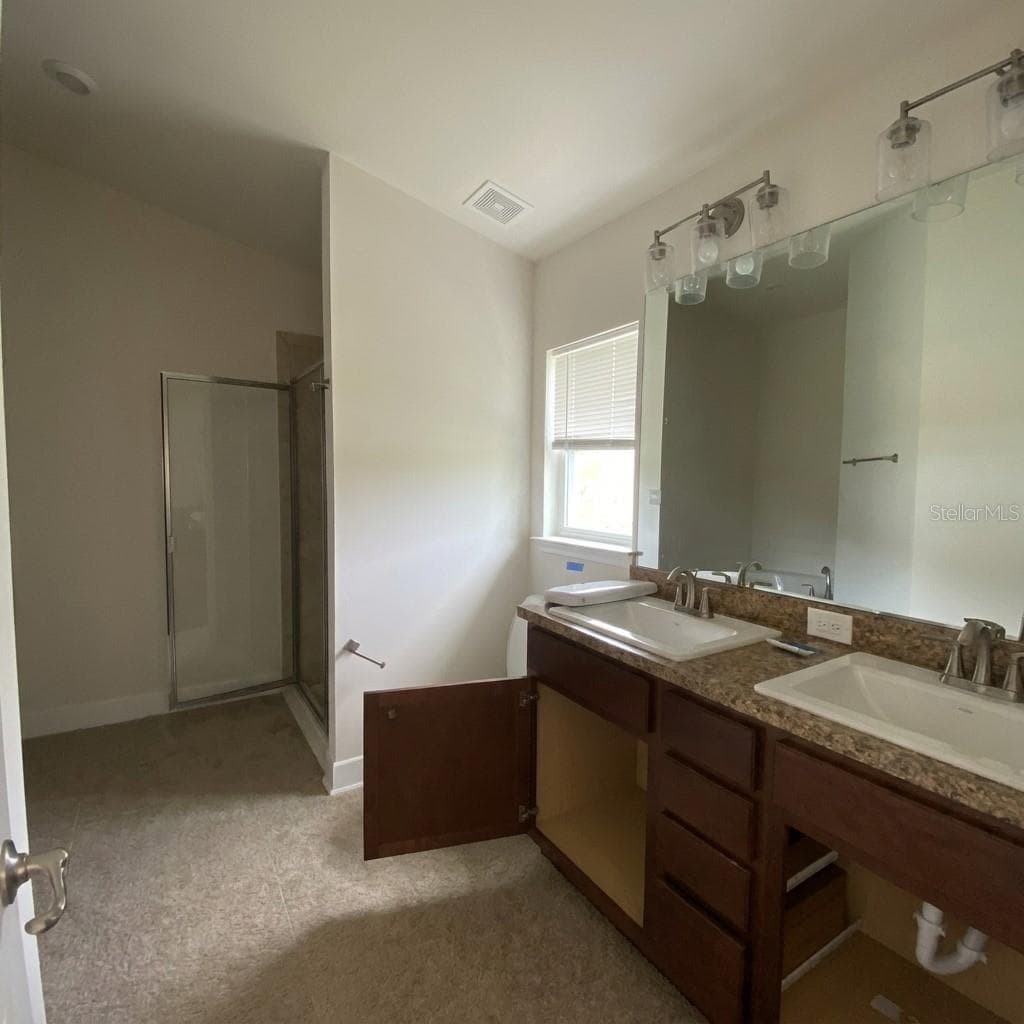 Primary En-Suite with Double Sink, Shower and Soaking Tub. - 2091 PECOS DR, POINCIANA