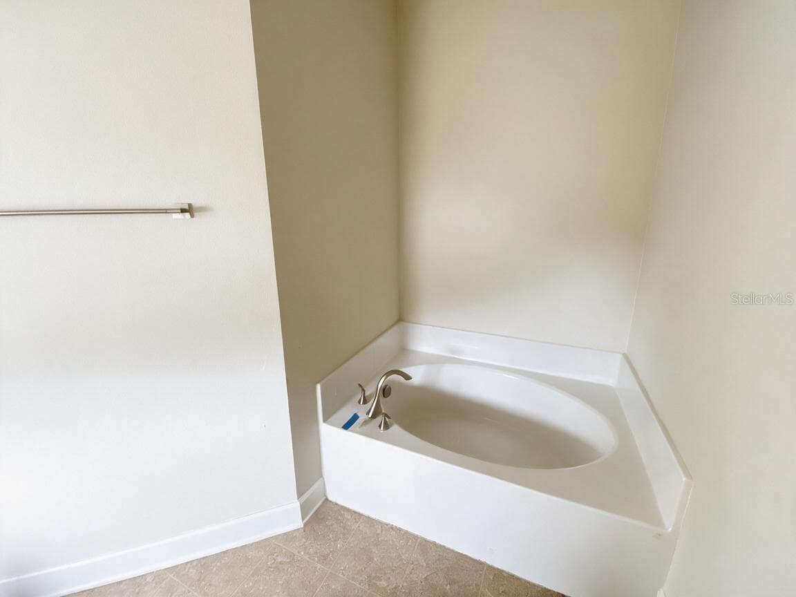 Primary En-suite with Double Sink, Shower and Soaking Tub. - 2091 PECOS DR, POINCIANA