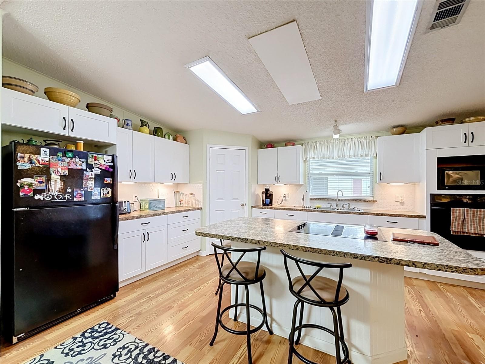 Updated kitchen with kitchen island - 218 COVENT GARDEN AVE, DAVENPORT