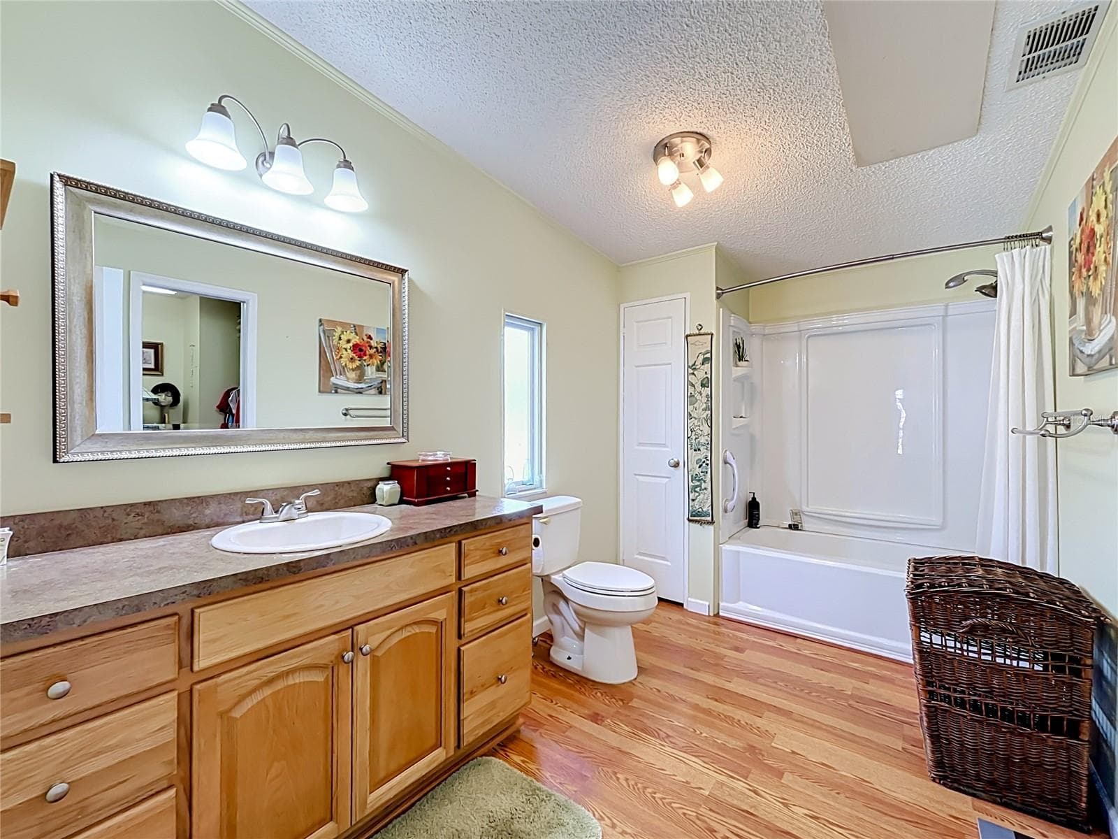Primary bathroom benefits from tub with shower, large vanity with storage plius walk-in closet - 218 COVENT GARDEN AVE, DAVENPORT