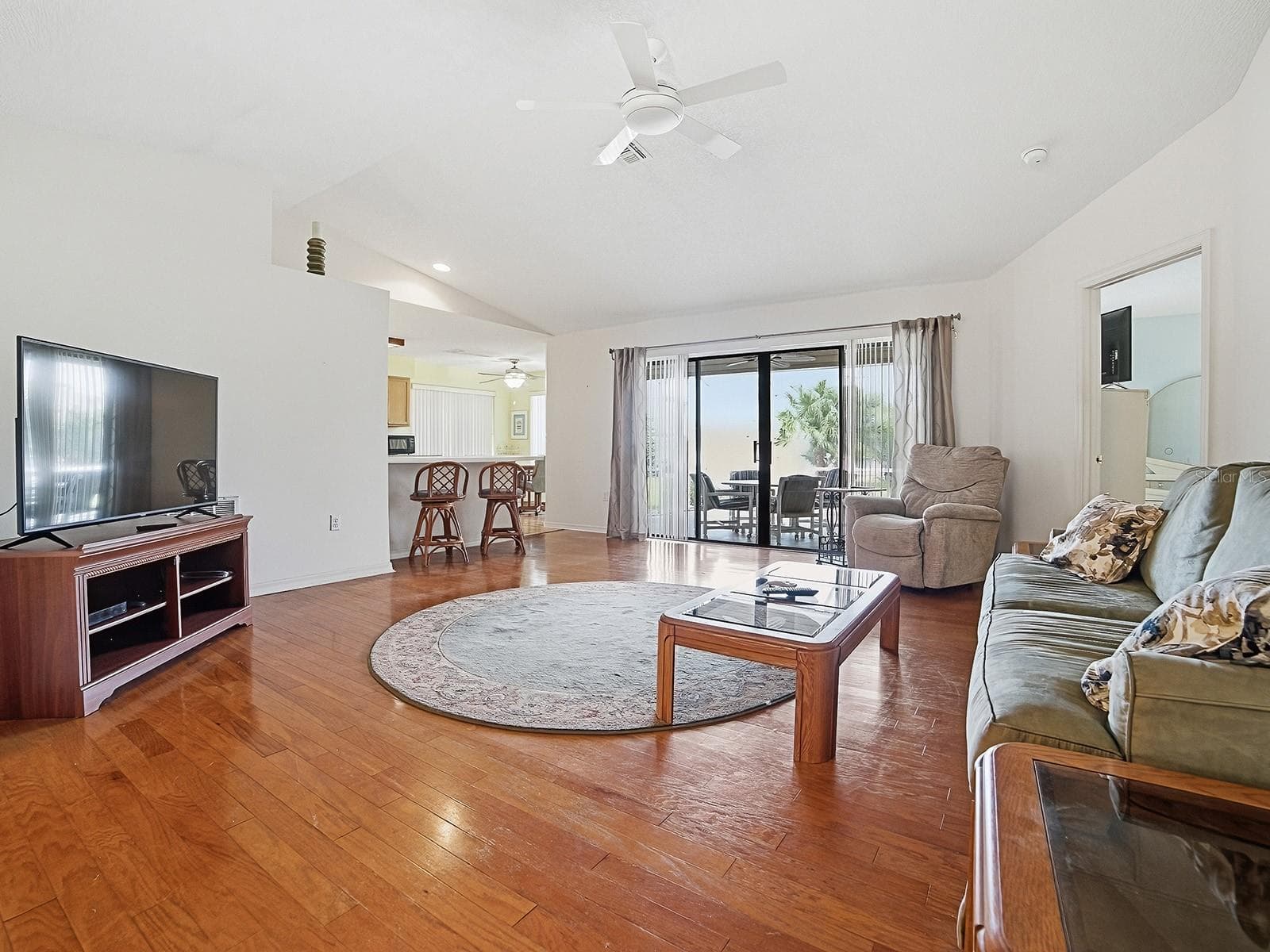 NICE AND LIGHT WITH VIEWS TO THE LANAI - 647 TIMBERCREST DR, LEESBURG