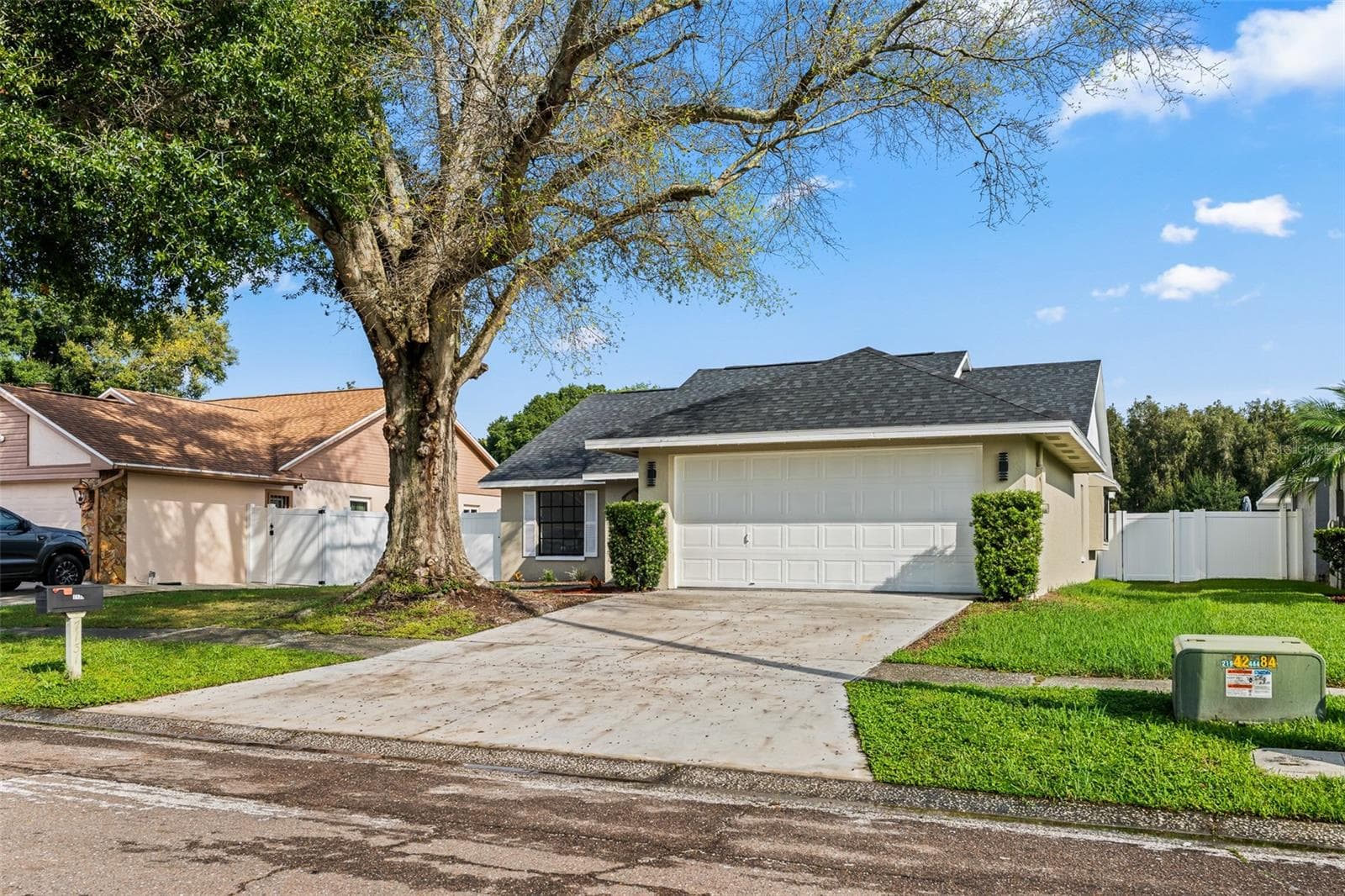 Single Family Residence at 7131 HOLLOWELL DR, TAMPA, photo 3 of 47