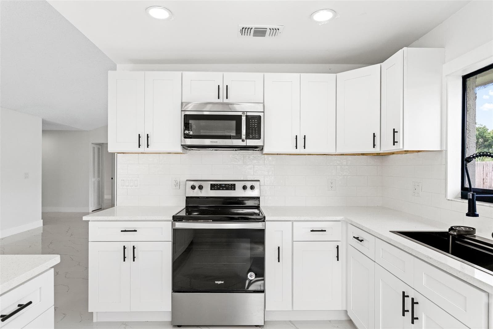 Single Family Residence at 7131 HOLLOWELL DR, TAMPA, photo 12 of 47