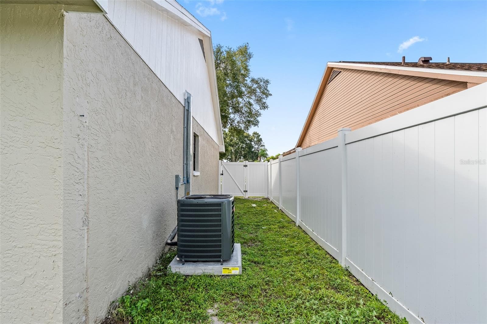 Single Family Residence at 7131 HOLLOWELL DR, TAMPA, photo 38 of 47