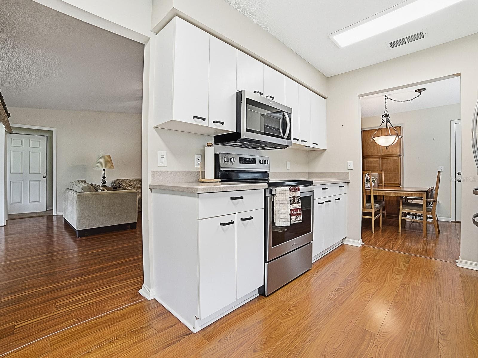 KITCHEN OPEN TO MAIN LIVING AREA - 32543 OAK PARK DR, LEESBURG