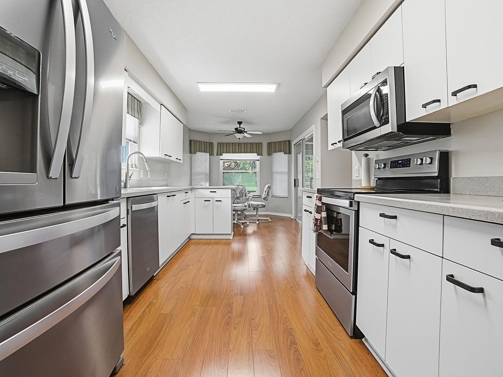 ANITHER VIEW TO THE EAT IN AREA - 32543 OAK PARK DR, LEESBURG