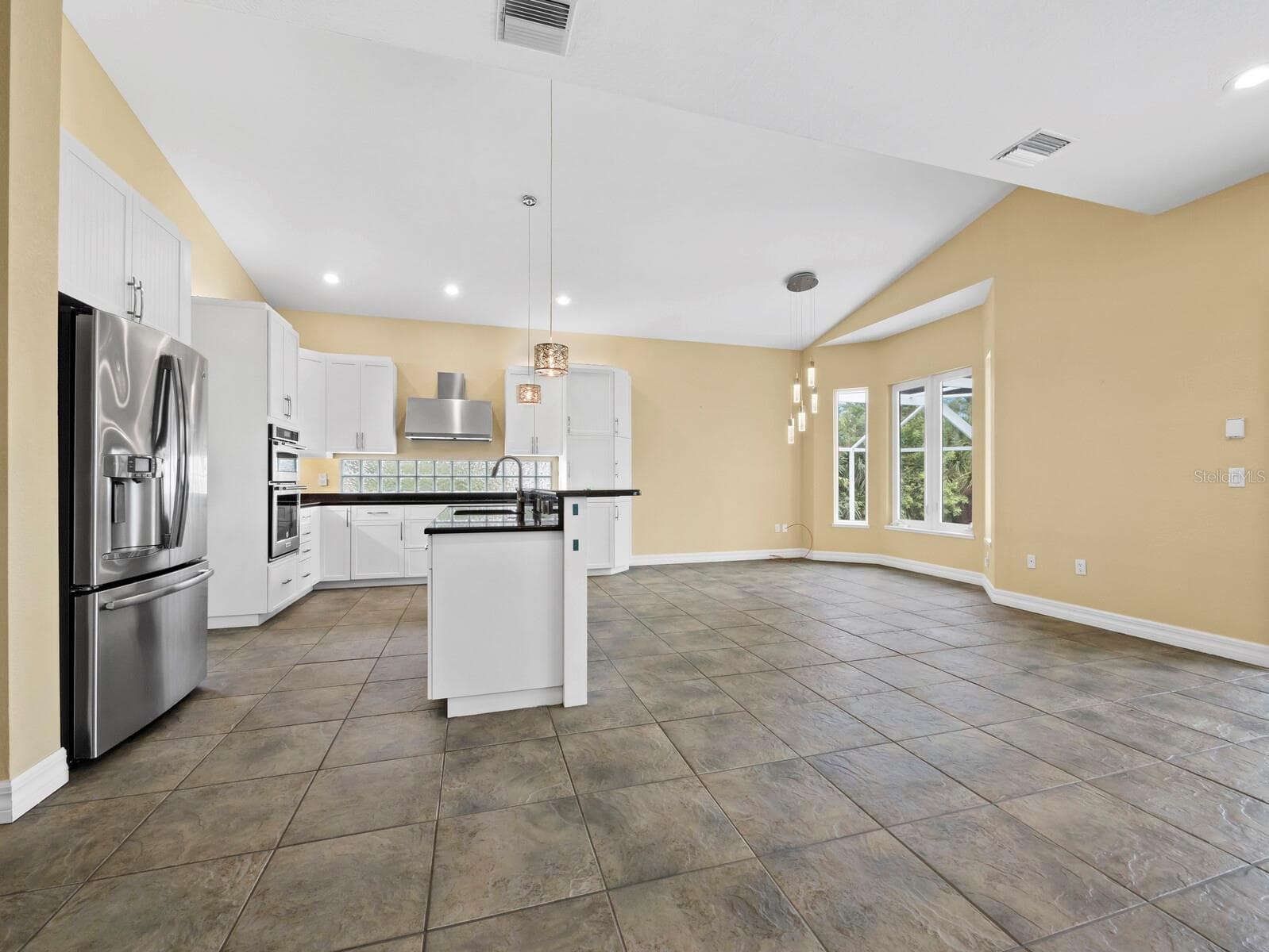 Single Family Residence at 182 ISLAND CIR, SARASOTA, photo 9 of 41