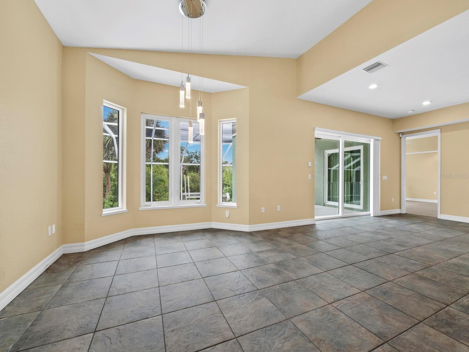 Single Family Residence at 182 ISLAND CIR, SARASOTA, photo 11 of 41