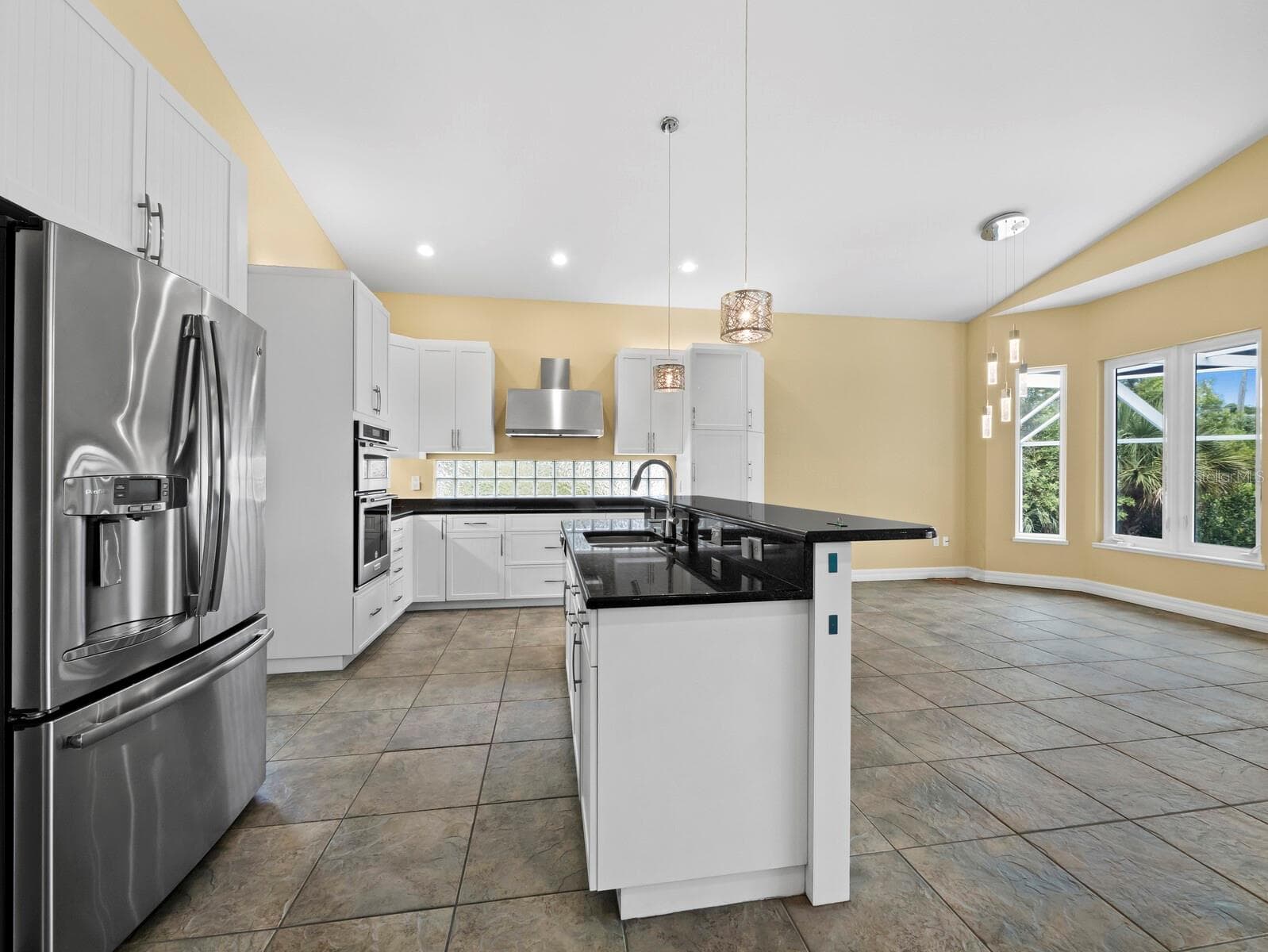 Single Family Residence at 182 ISLAND CIR, SARASOTA, photo 13 of 41