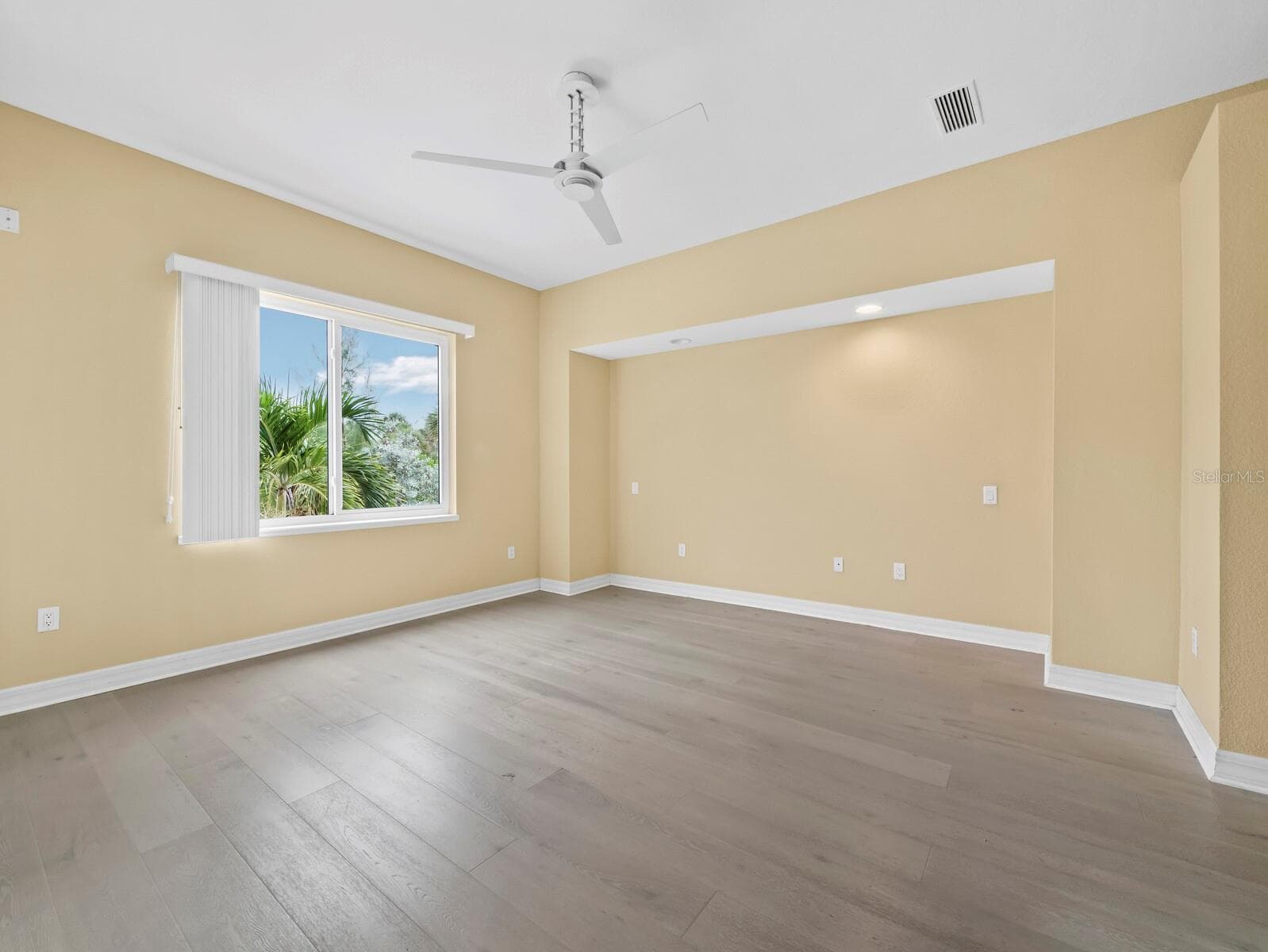 Single Family Residence at 182 ISLAND CIR, SARASOTA, photo 18 of 41