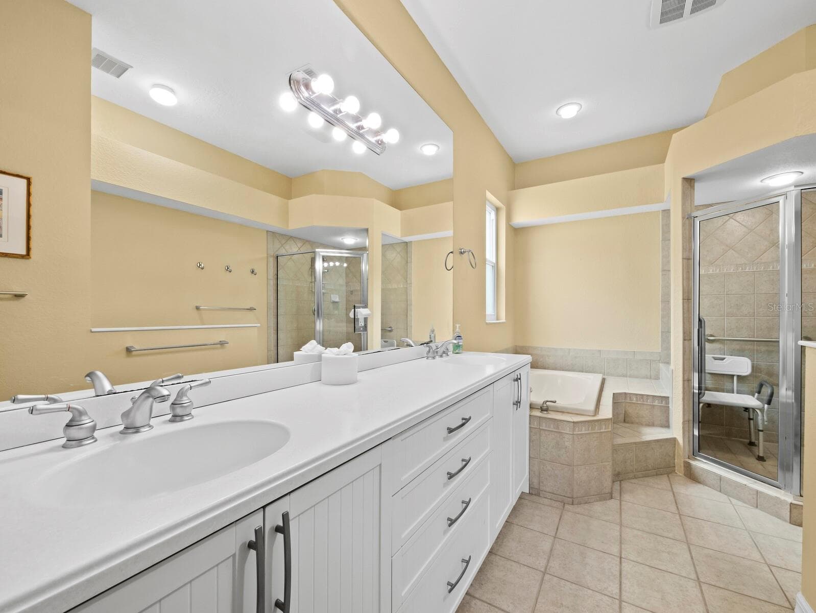 Single Family Residence at 182 ISLAND CIR, SARASOTA, photo 19 of 41