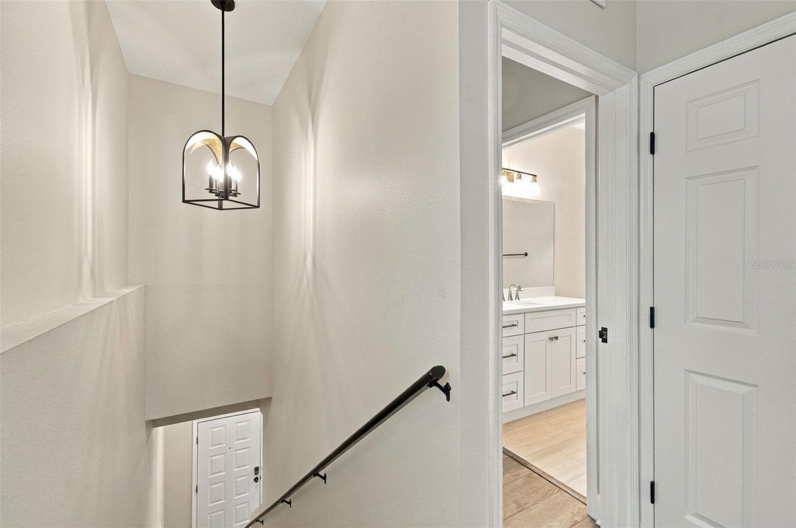 Stair Landing - 5303 POINT PLEASANT LN, TAMPA