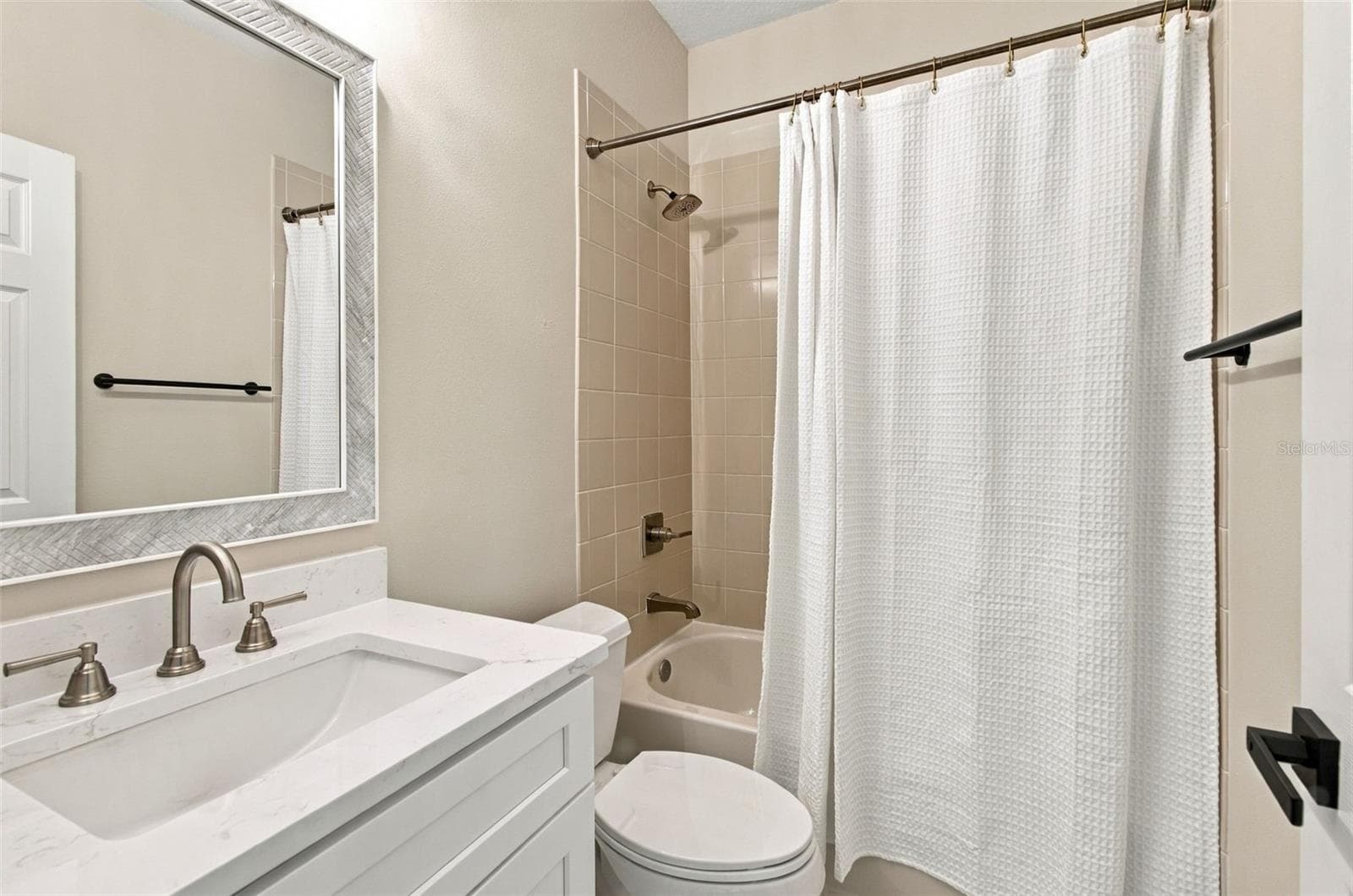 Secondary Bathroom - 5303 POINT PLEASANT LN, TAMPA