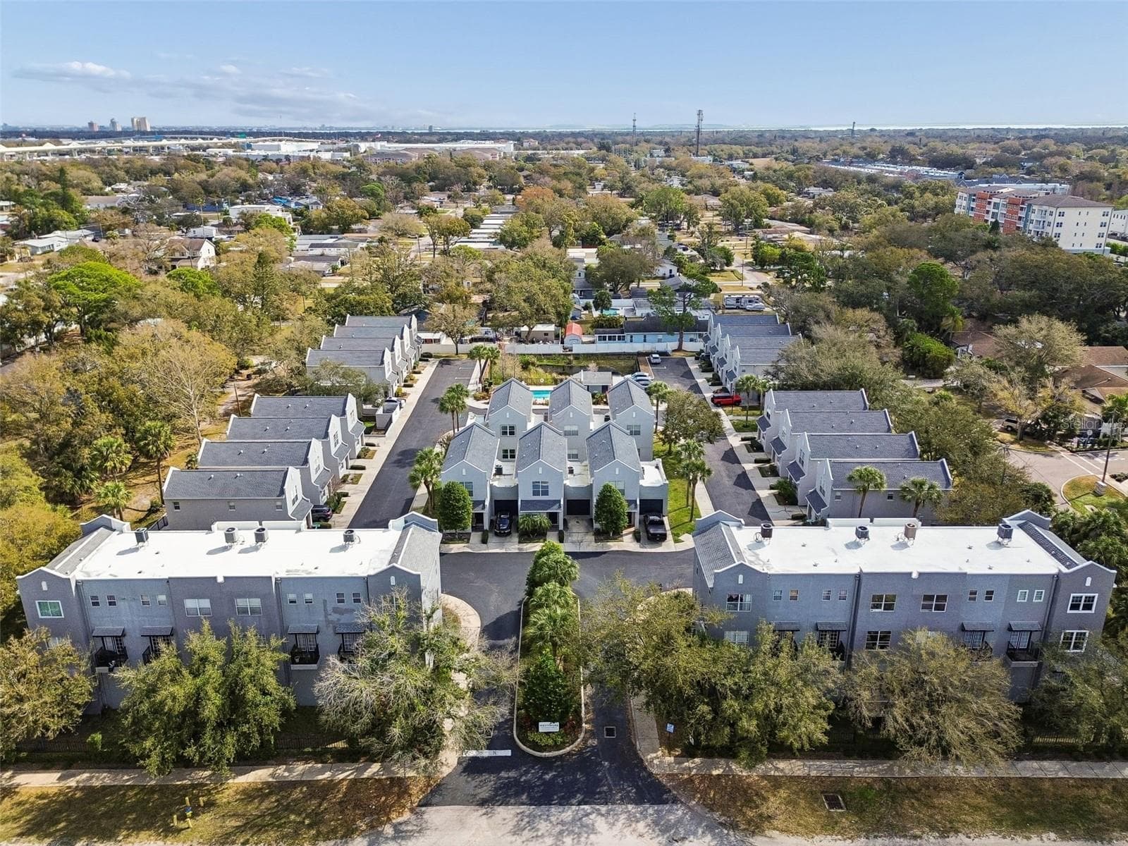 Westshore Townhomes Community - 5303 POINT PLEASANT LN, TAMPA