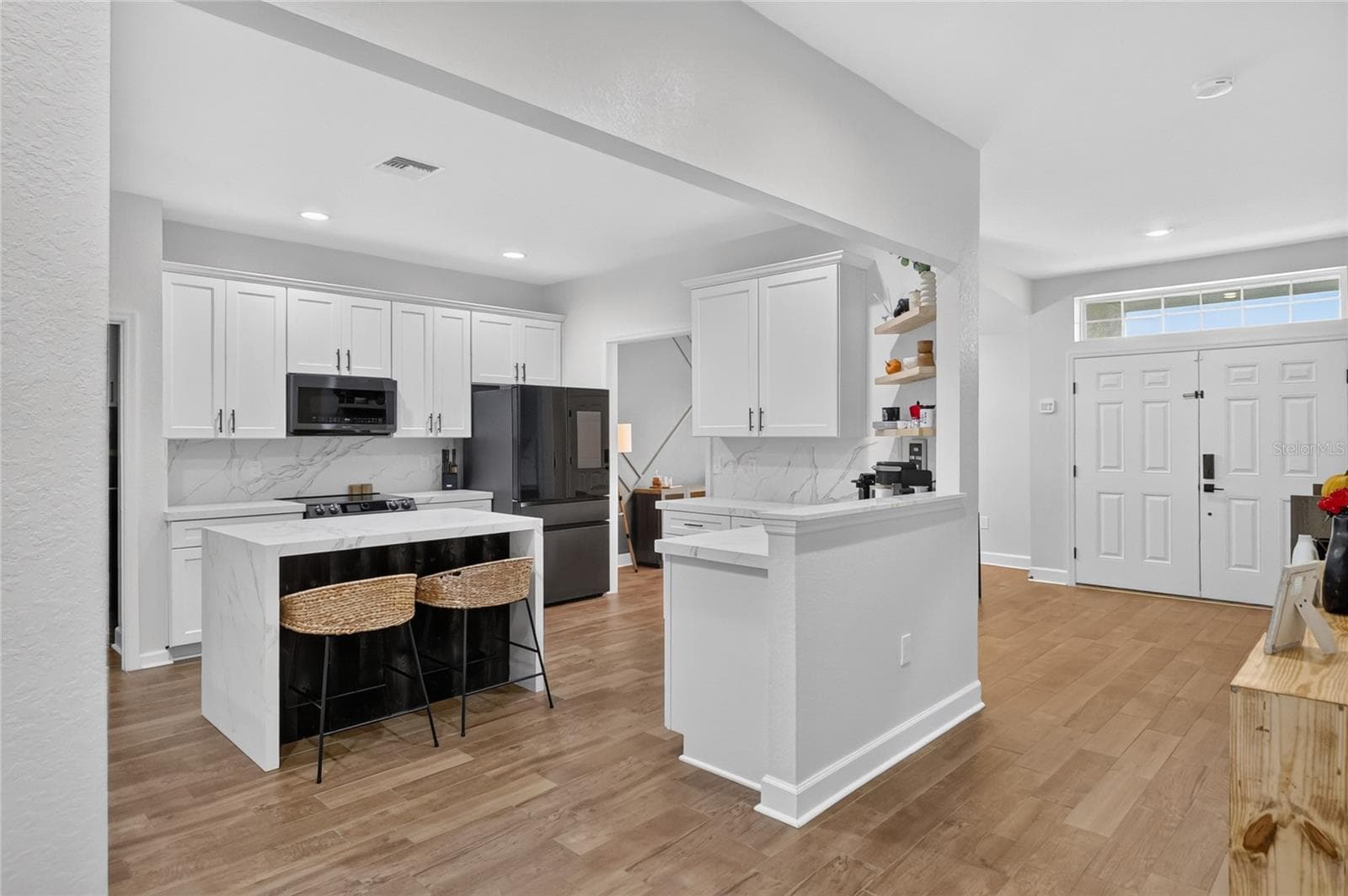 Kitchen with waterfall island - 5020 MOSS HAMMOCK TRL, SEBRING