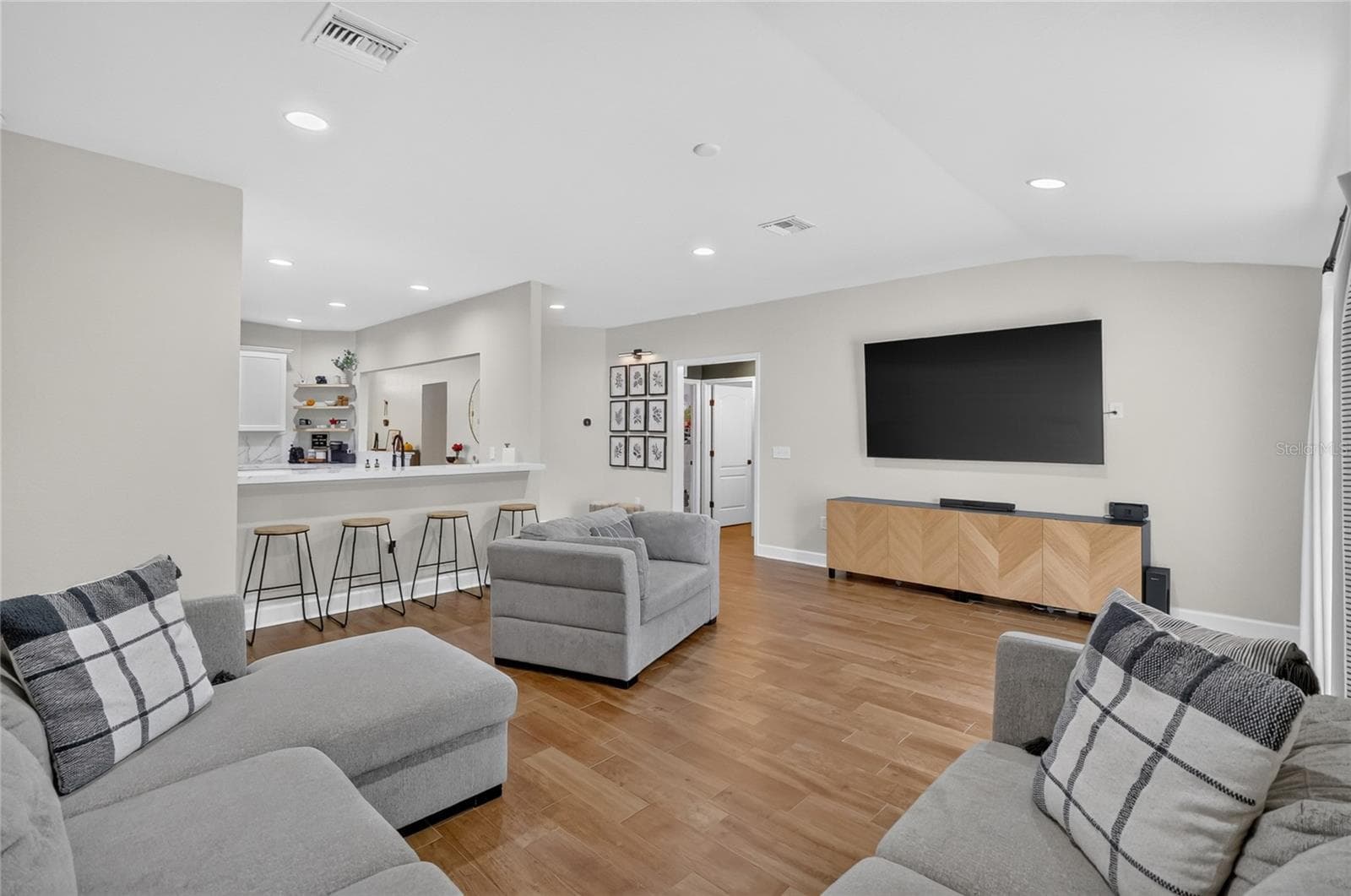 Nice breakfast bar as well - 5020 MOSS HAMMOCK TRL, SEBRING