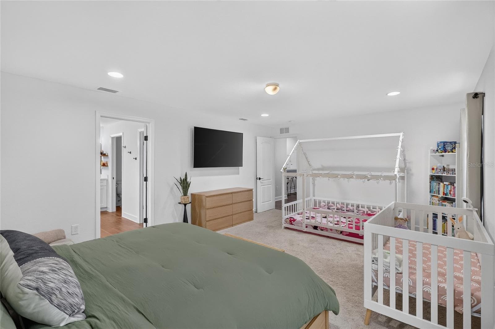 Room for a king size bed, toddler bed and crib in the primary bedroom - 5020 MOSS HAMMOCK TRL, SEBRING
