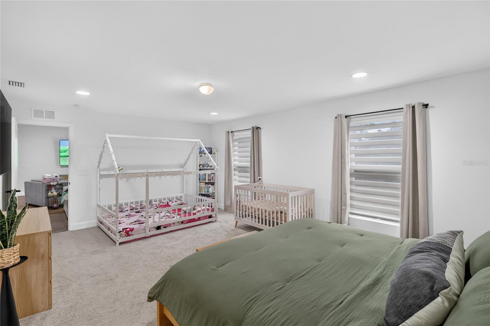 2 windows make the room light and bright but comes with blinds - 5020 MOSS HAMMOCK TRL, SEBRING