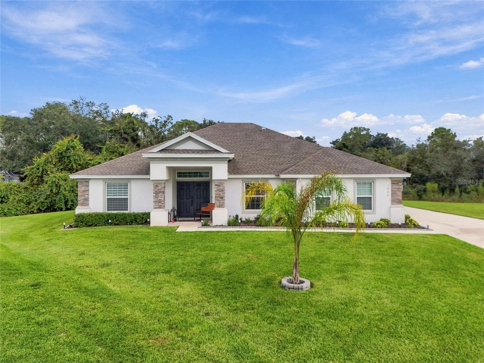 Another view of the front of the home - 5020 MOSS HAMMOCK TRL, SEBRING