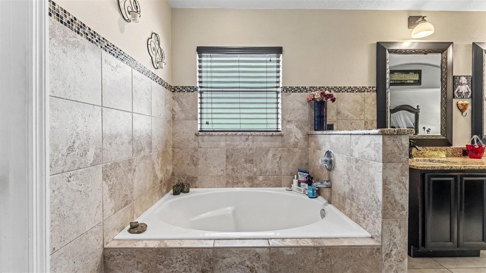 Primary bath garden tub - 126 KING GEORGE DR, DAVENPORT
