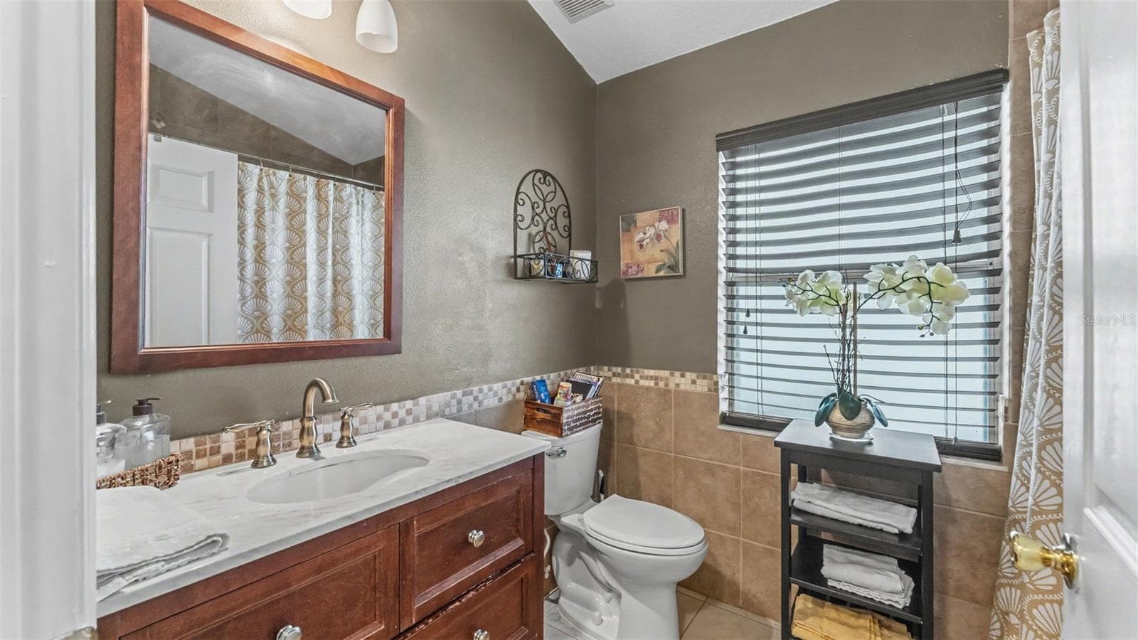 Guest Bath - 126 KING GEORGE DR, DAVENPORT