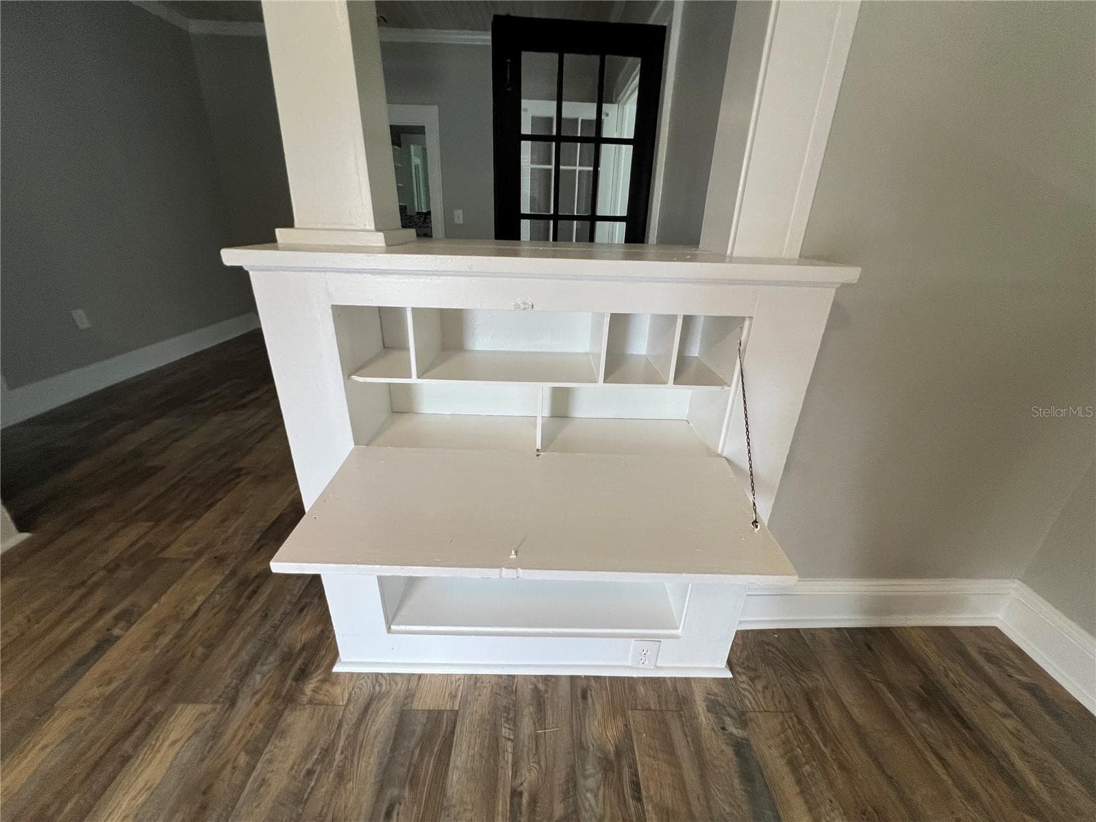 Built-In Desk Living Room - 494 BRAINARD AVE, UMATILLA