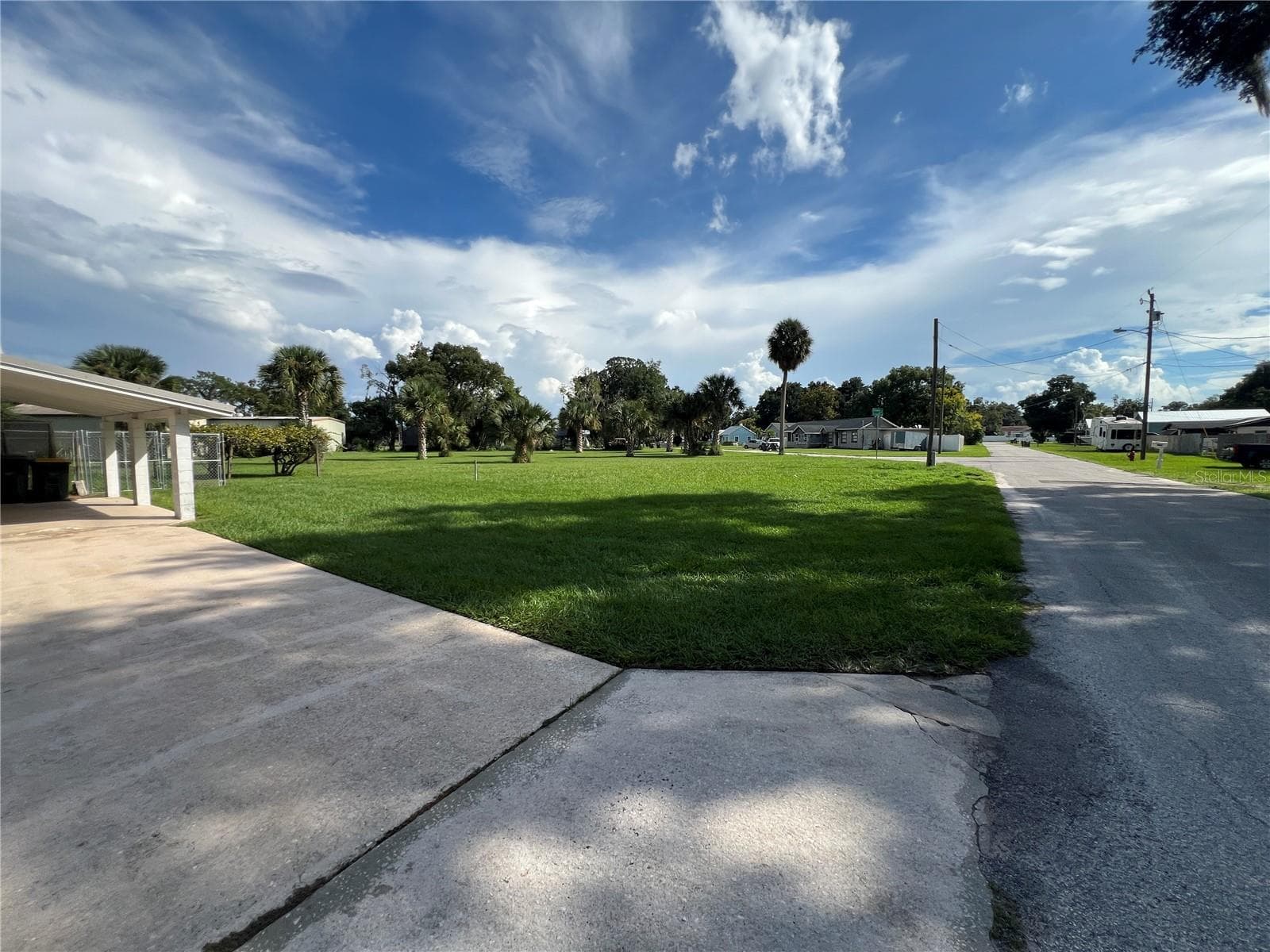 Large Side Yard Perfect to Build Detached Shop or garage - 494 BRAINARD AVE, UMATILLA