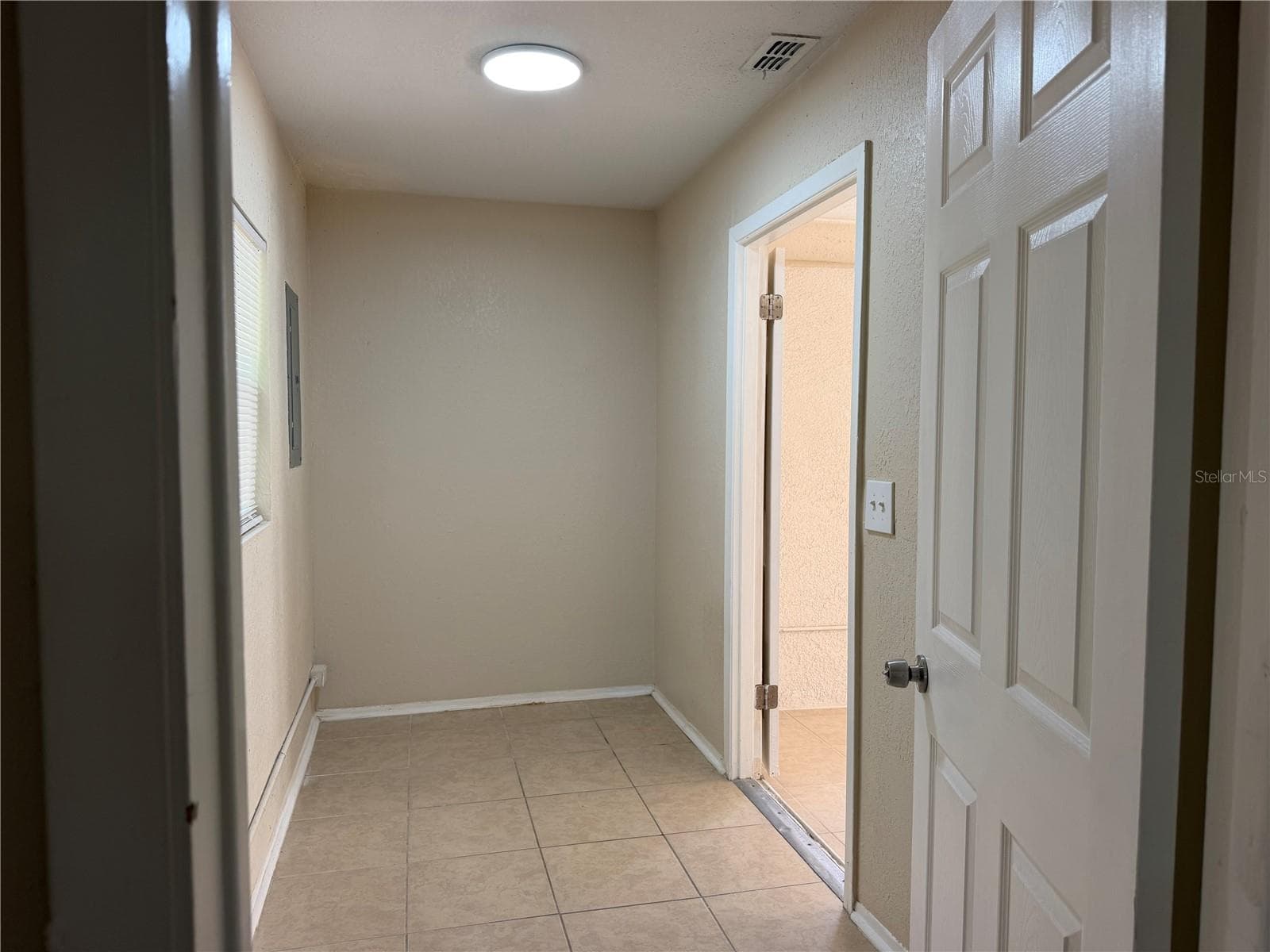 Entry to the Primary Bedroom - 609 MAGGIE CIR, WINTER HAVEN