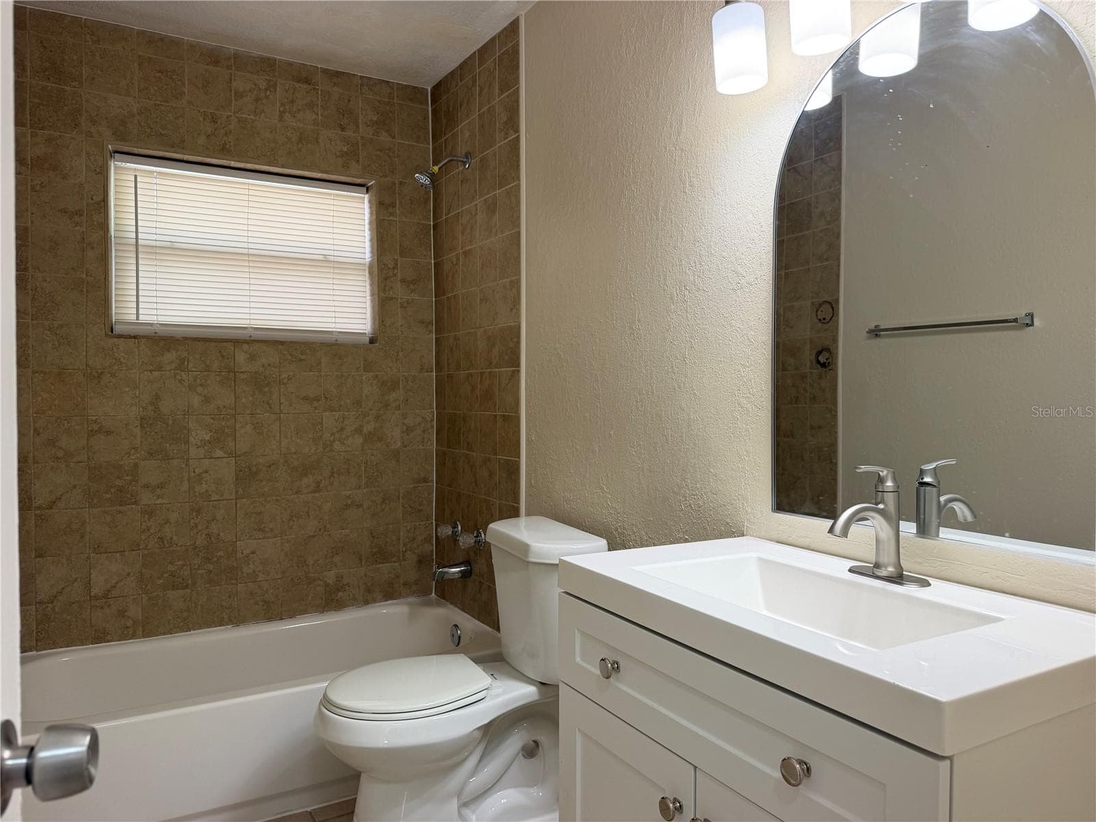 Hall Bath - 609 MAGGIE CIR, WINTER HAVEN