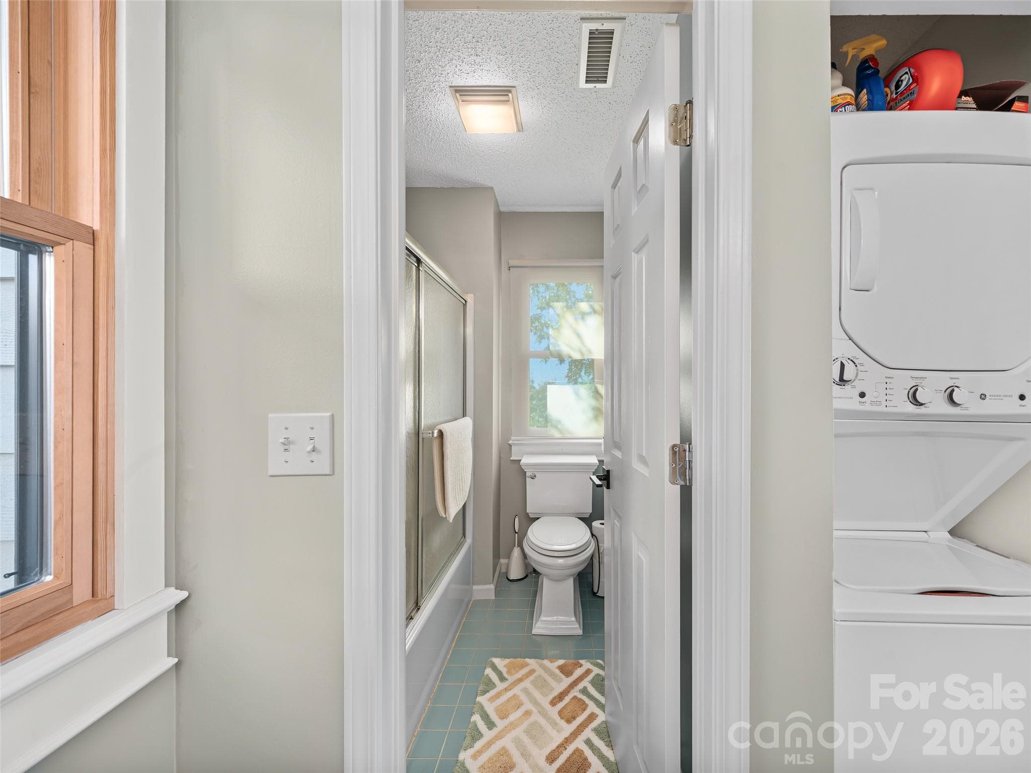 Full-bath with tub - 80 Slickrock Road, Burnsville