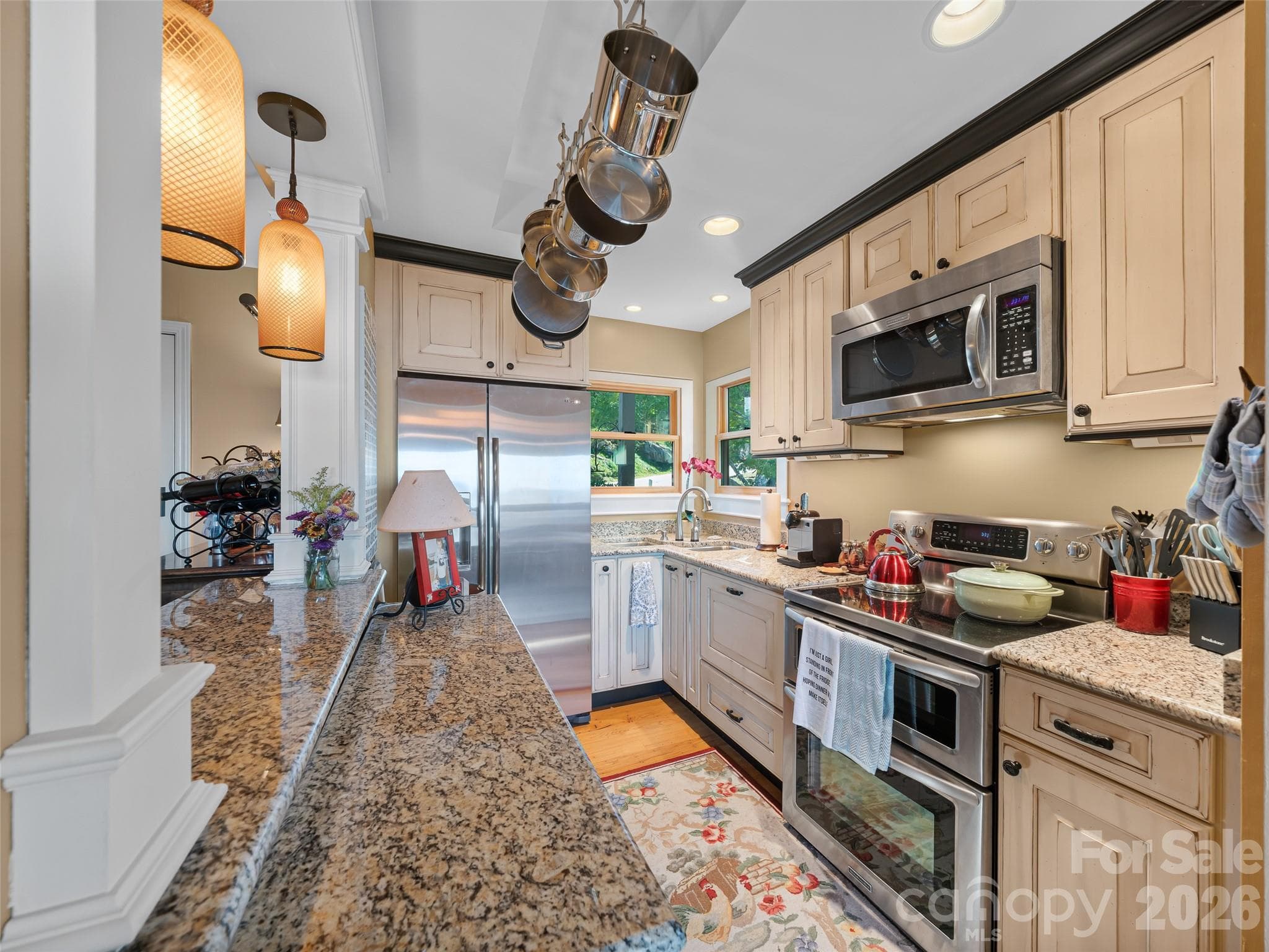 Kitchen - granite counter-tops - 80 Slickrock Road, Burnsville