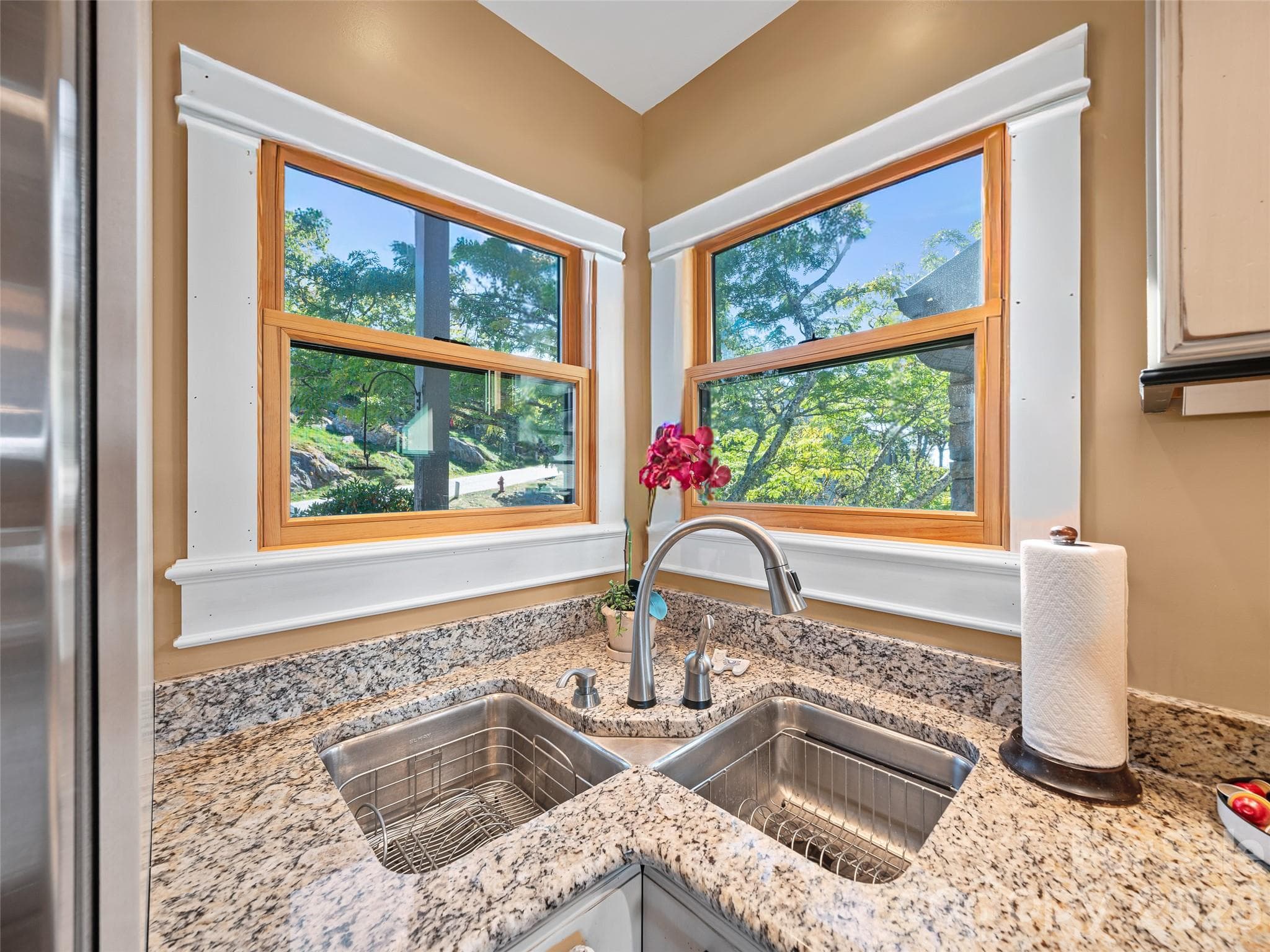 Dbl-sinks and lot's of natural light - 80 Slickrock Road, Burnsville