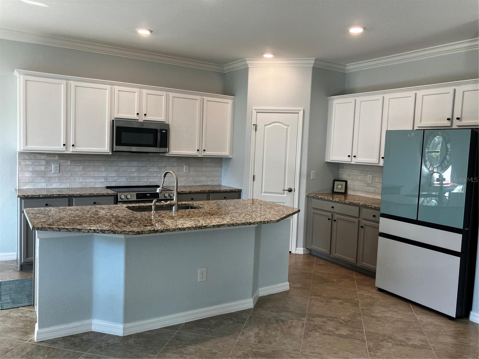 Single Family Residence at 10141 FIDDLEWOOD DR, VENICE, photo 6 of 12